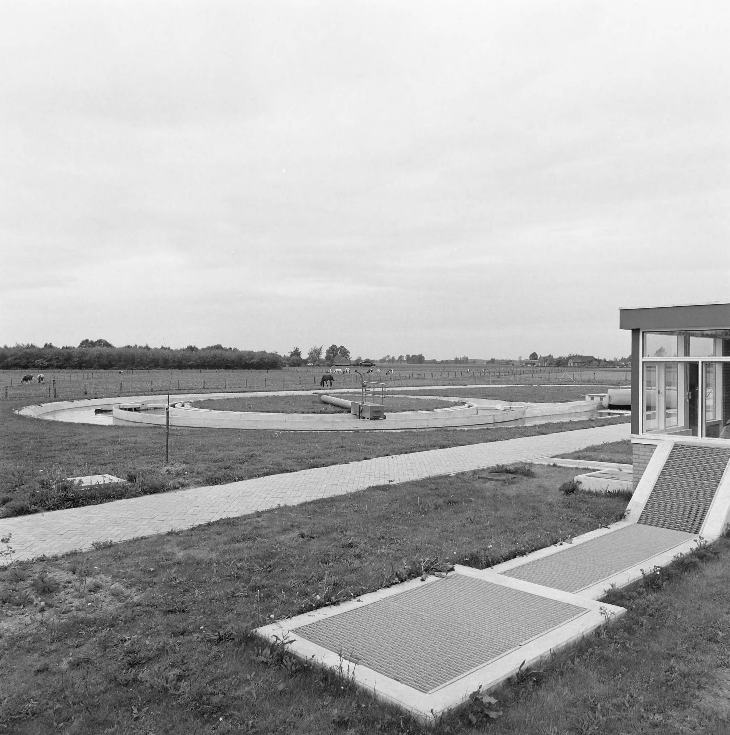 Fotocollectie Nederlandse Heidemaatschappij — Rioolwaterzuiveringsinstallatie Siebengewald in de gem. Bergen (L.). Overzichtsfoto van de installatie — Foto: Wüllschleger, [...] / Heidemij. Licentie: Set B: Rechtenvrij / Publiek Domein. Bron: Nationaal Archief. http://hdl.handle.net/10648/ae860702-d0b4-102d-bcf8-003048976d84