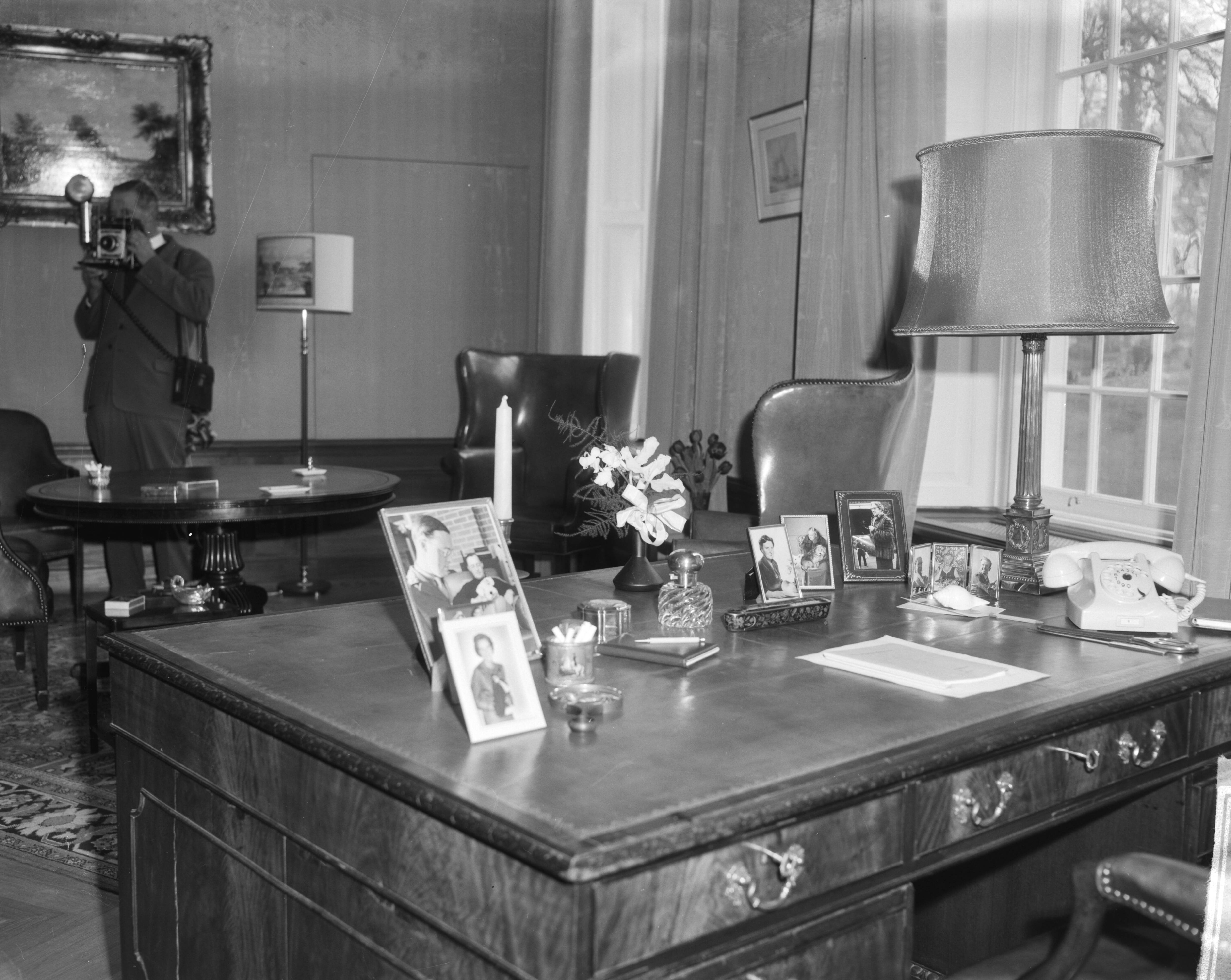 Fotocollectie Anefo — Interieur Slot Drakensteyn (werkkamer) — Foto: Bilsen, Joop van / Anefo. Licentie: Set B: Rechtenvrij / Publiek Domein. Bron: Nationaal Archief. http://hdl.handle.net/10648/aa305bda-d0b4-102d-bcf8-003048976d84