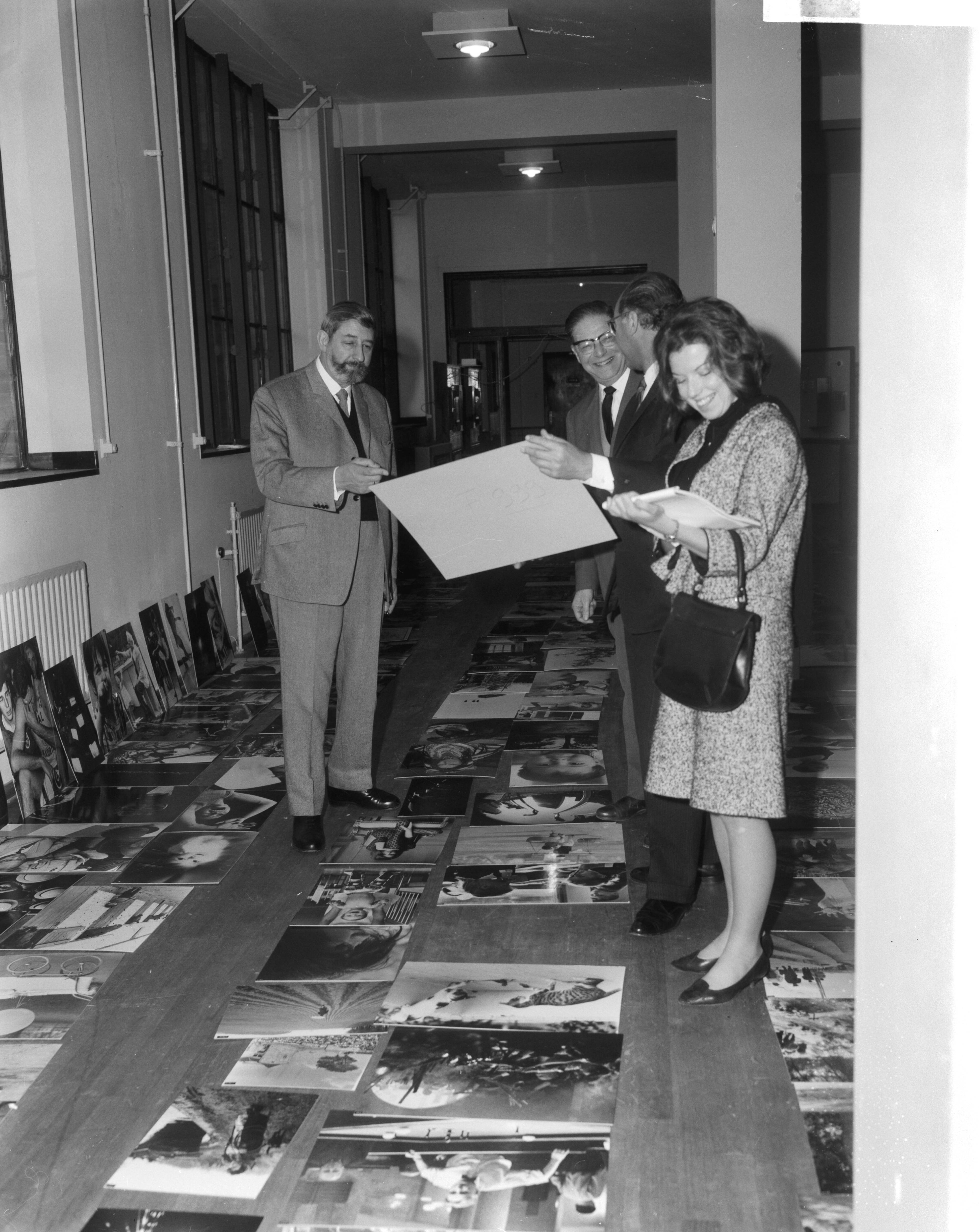 Fotocollectie Anefo — Fotografiewedstrijd World Press Photo in het Gemeentemuseum te Den Haag; de juryleden aan het werk — Foto: Bilsen, Joop van / Anefo. Licentie: Set B: Rechtenvrij / Publiek Domein. Bron: Nationaal Archief. http://hdl.handle.net/10648/aad101a2-d0b4-102d-bcf8-003048976d84