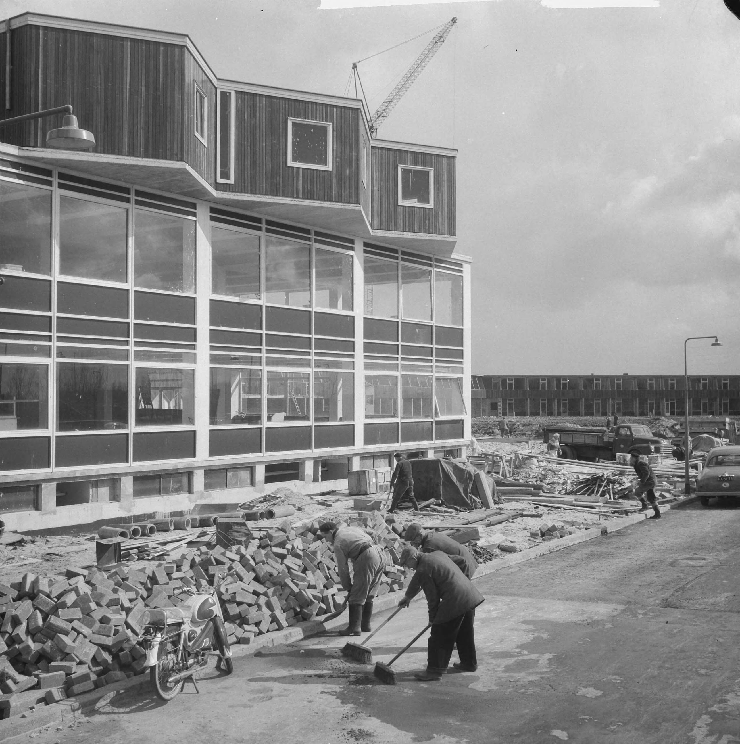 Fotocollectie Anefo — Nieuwe motel aan de Rijksweg Amsterdam - Utrecht — Foto: Nijs, Jac. de / Anefo. Licentie: Set B: Rechtenvrij / Publiek Domein. Bron: Nationaal Archief. http://hdl.handle.net/10648/aa024ea2-d0b4-102d-bcf8-003048976d84
