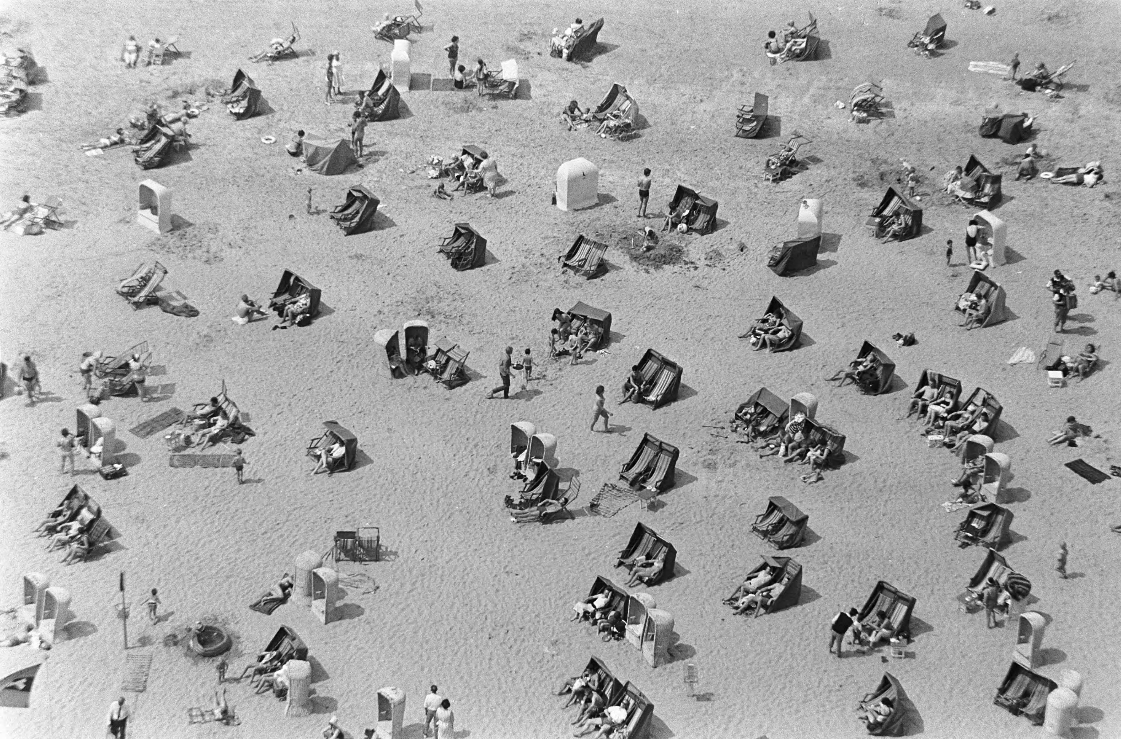 Fotocollectie Anefo — Zandvoort warmte, strand — Foto: Nijs, Jac. de / Anefo. Licentie: Set B: Rechtenvrij / Publiek Domein. Bron: Nationaal Archief. http://hdl.handle.net/10648/aaee0194-d0b4-102d-bcf8-003048976d84