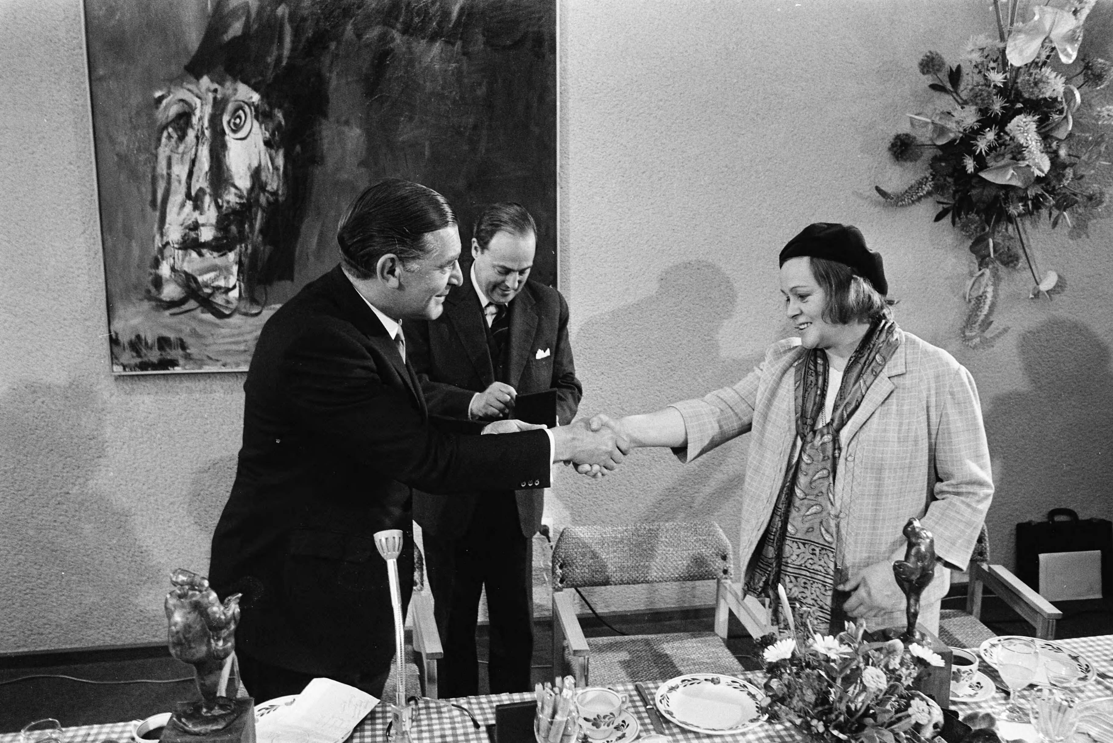 Fotocollectie Anefo — Jaarlijkse toneelprijzen uitgereikt in Stadsschouwburg, Breda — Foto: Verhoeff, Bert / Anefo. Licentie: Set B: Rechtenvrij / Publiek Domein. Bron: Nationaal Archief. http://hdl.handle.net/10648/ab98acfc-d0b4-102d-bcf8-003048976d84