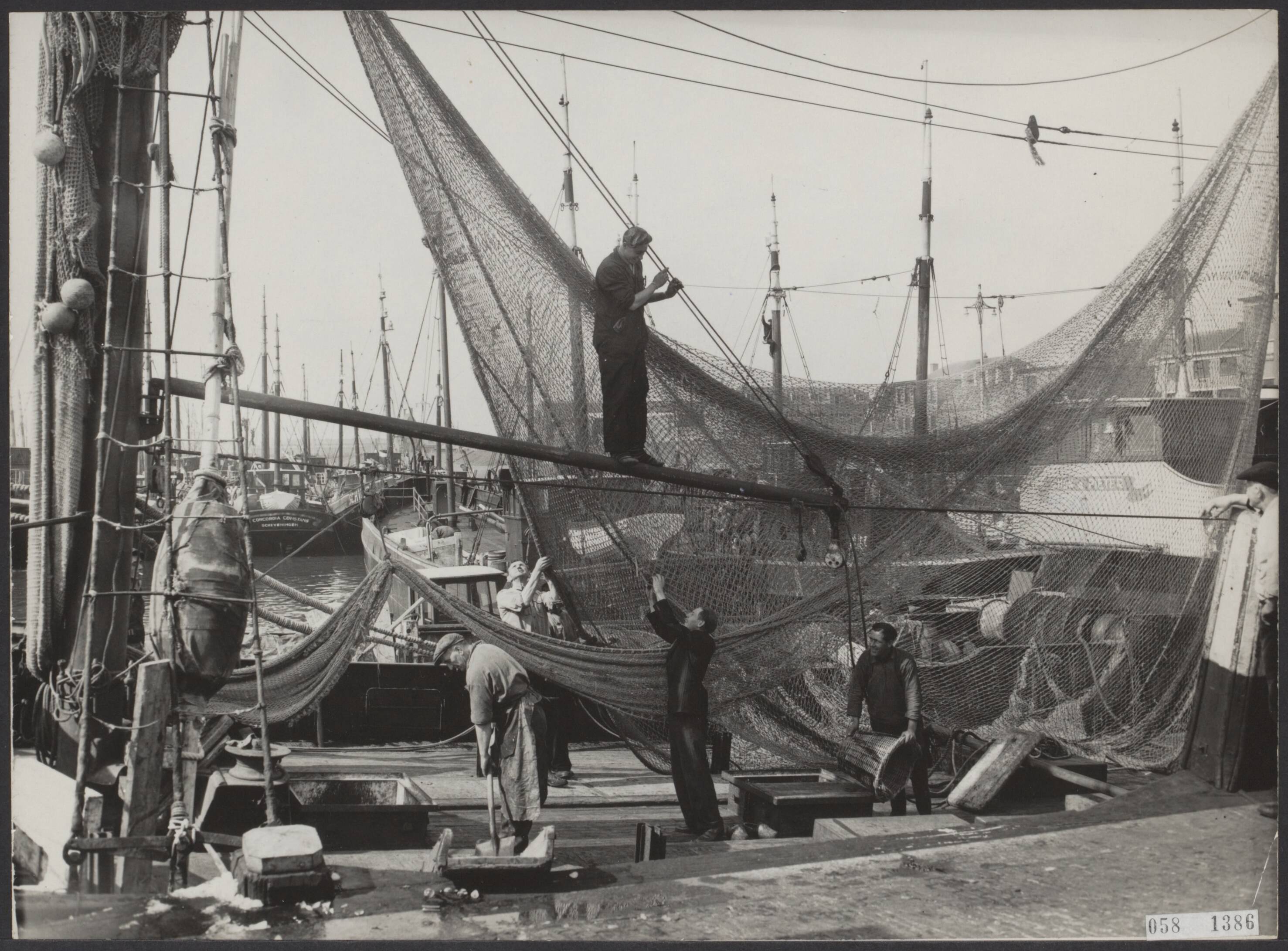 Fotocollectie Elsevier Binnenland — De Scheveningse vissers brengen hun schepen en netten in gereedheid voor de nieuwe haringvangst — Foto: Fotograaf Onbekend / Anefo. Licentie: Set B: Rechtenvrij / Publiek Domein. Bron: Nationaal Archief. http://hdl.handle.net/10648/ae0b6d3a-d0b4-102d-bcf8-003048976d84