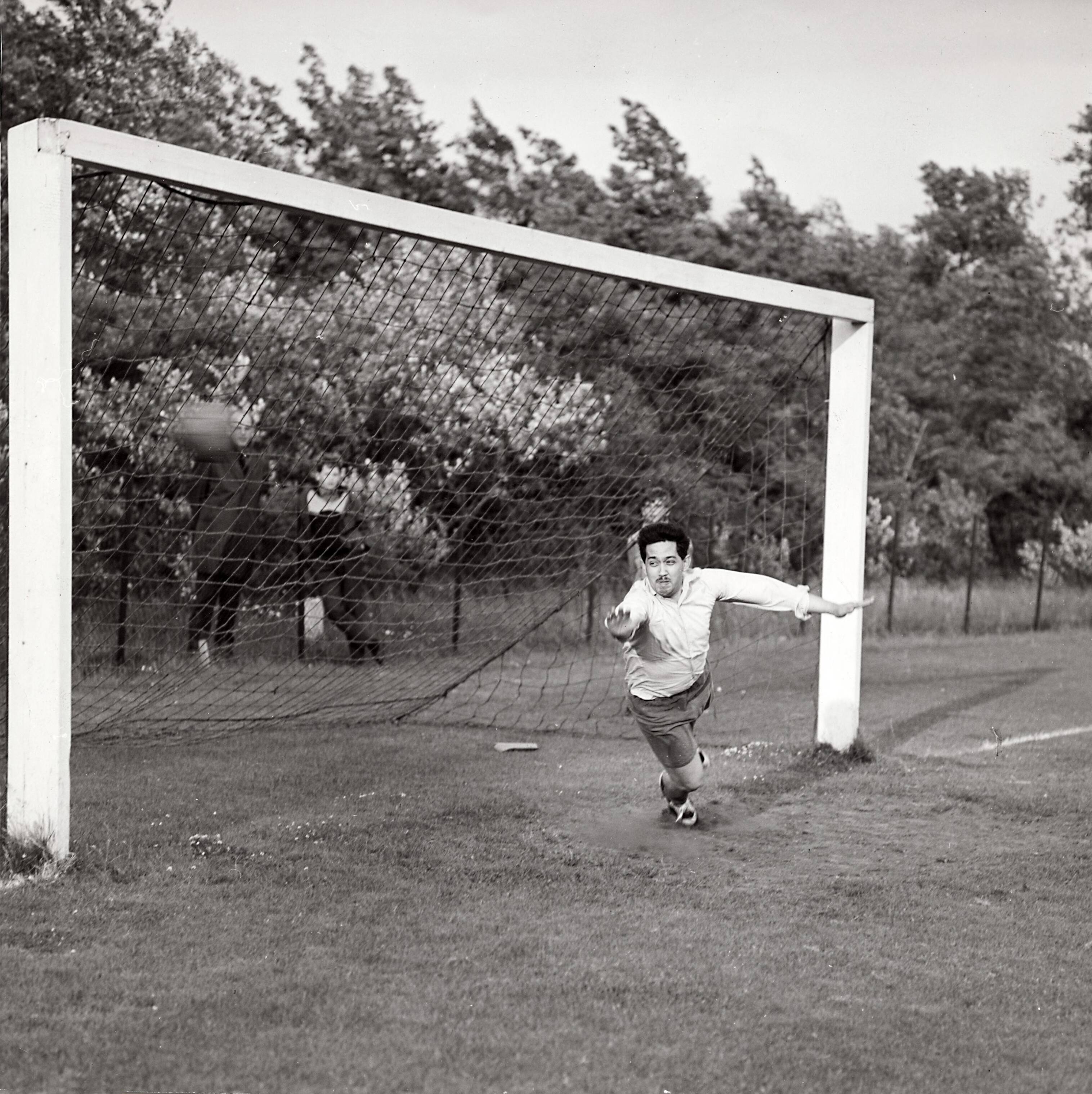 Sportactiviteiten personeel Drukkerij N.V. De Spaarnestad / Voetbal, o.a. F.C. Panorama — [Serie bedrijfsvoetbal Spaarnestad] voetballen [keeper duikt , maar bal gaat in goal] — Foto: Fotograaf Onbekend / Spaarnestad / Spaarnestad Photo (05887). Licentie: Set B: Rechtenvrij / Publiek Domein. Bron: Nationaal Archief. http://hdl.handle.net/10648/35429da6-3f1d-a382-e063-6df0900a6686