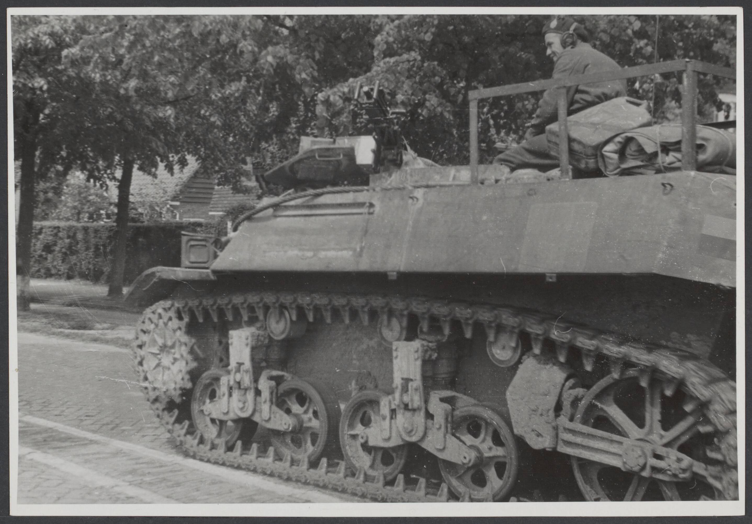 Bevrijding 's Gravenhage (Den Haag) — Een gepantserd rupsvoertuig, tijdens de intocht der Canadezen te Den Haag, — Foto: Wal, J.Th. A. van der / Spaarnestad. Licentie: Set B: Rechtenvrij / Publiek Domein. Bron: Nationaal Archief. http://hdl.handle.net/10648/8bc11b65-2017-747b-44f6-2e285388b6f7