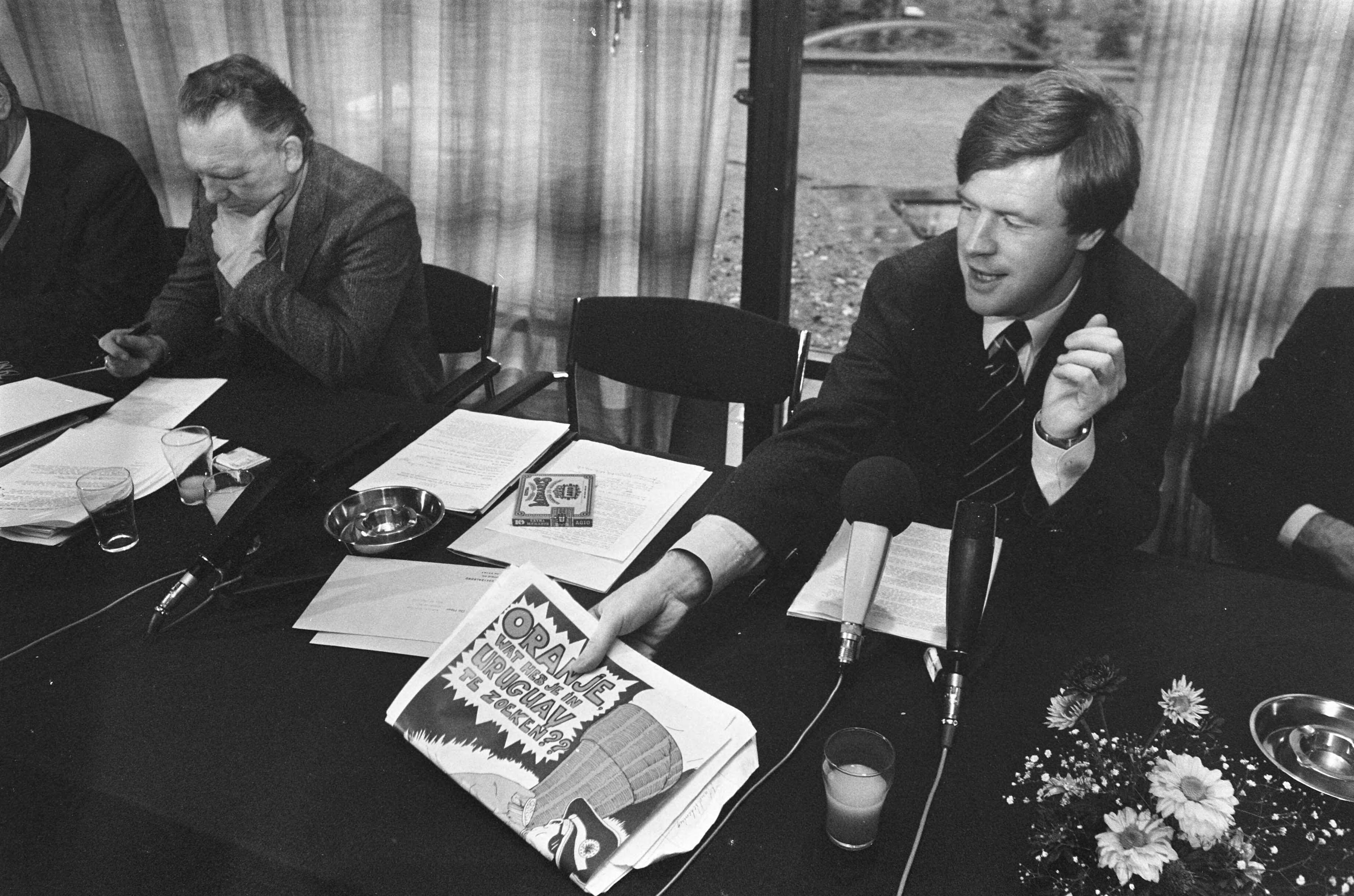 Fotocollectie Anefo — KNVB-Bondsvergadering in Zeist, tijdens vergadering is beslist dat het Nederlands elftal wel mag deelnemen aan mini-wk in Uruguay,l — Foto: Bogaerts, Rob / Anefo. Licentie: Set B: Rechtenvrij / Publiek Domein. Bron: Nationaal Archief. http://hdl.handle.net/10648/acf0204e-d0b4-102d-bcf8-003048976d84