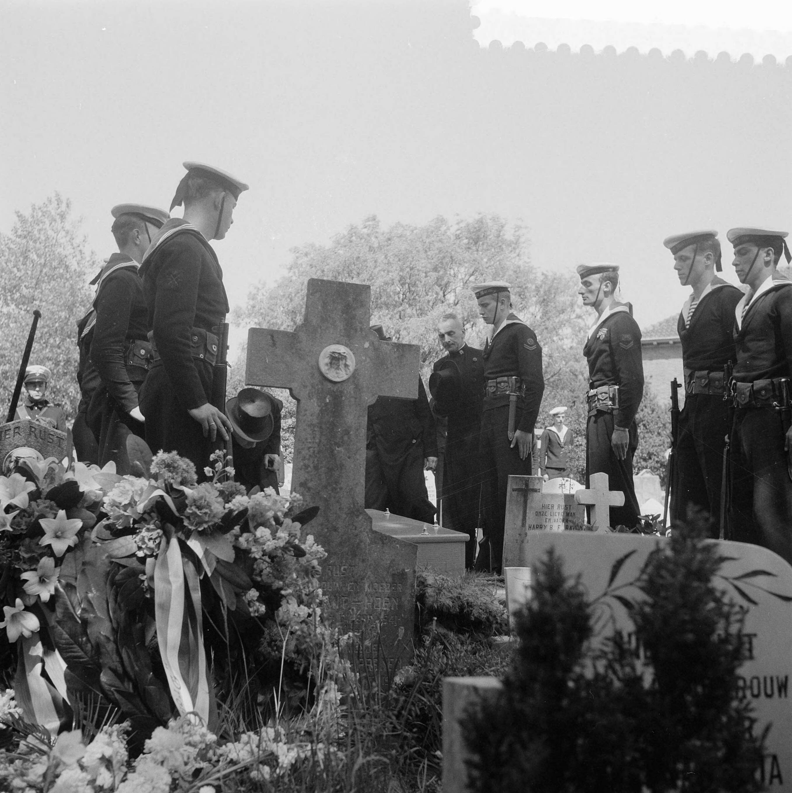 Fotocollectie Anefo — Militaire begroeting overste(?) Talanan in Haarlem — Foto: Pot, Harry / Anefo. Licentie: Set B: Rechtenvrij / Publiek Domein. Bron: Nationaal Archief. http://hdl.handle.net/10648/a960c212-d0b4-102d-bcf8-003048976d84