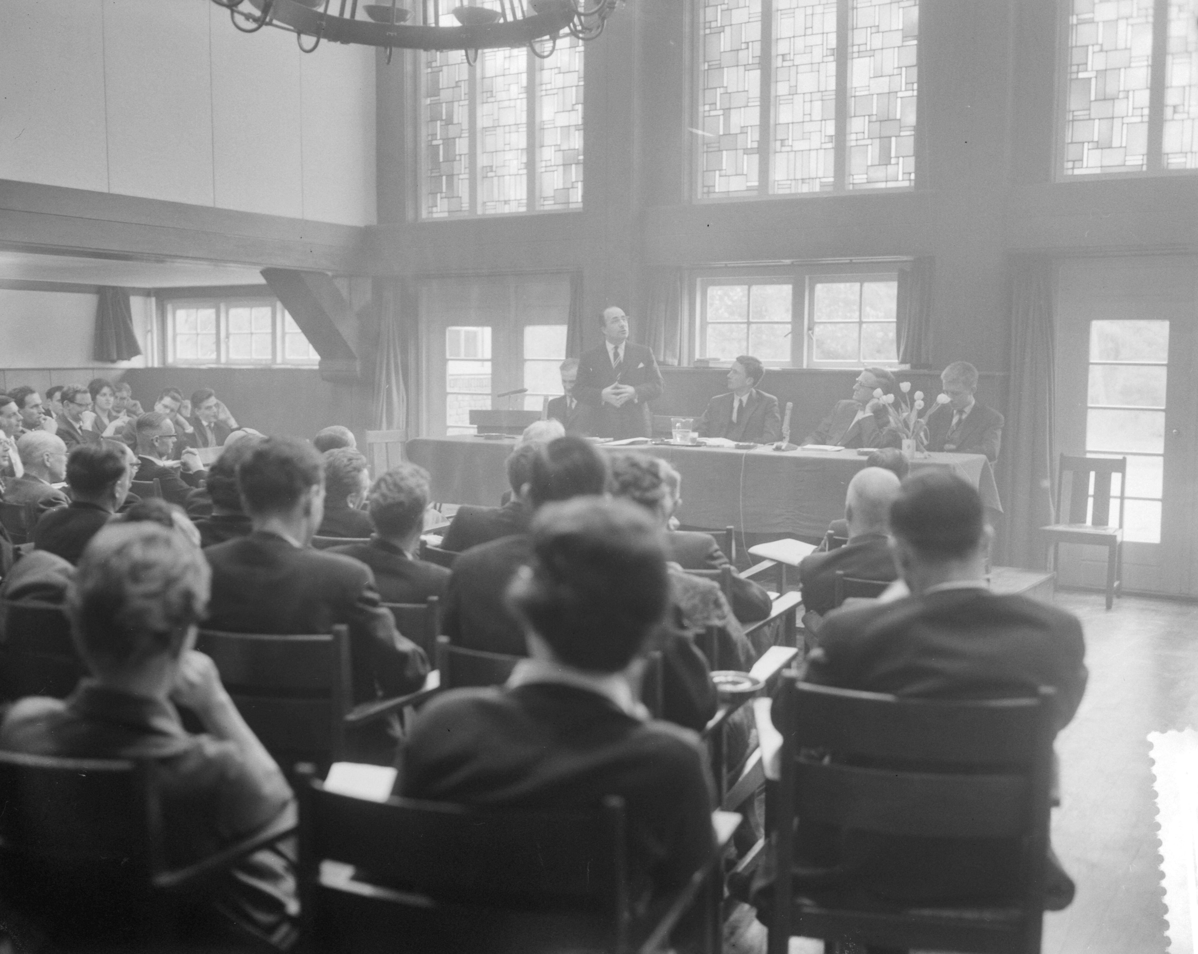 Fotocollectie Anefo — Minister mr. J.L.M.Th. Cals opent tweejaarlijkse conferentie van de Nederlandse Studentenraad te Zeist. Minister Cals tijdens zijn openingsrede — Foto: Behrens, Herbert F. / Anefo. Licentie: Set B: Rechtenvrij / Publiek Domein. Bron: Nationaal Archief. http://hdl.handle.net/10648/a9ac42e6-d0b4-102d-bcf8-003048976d84