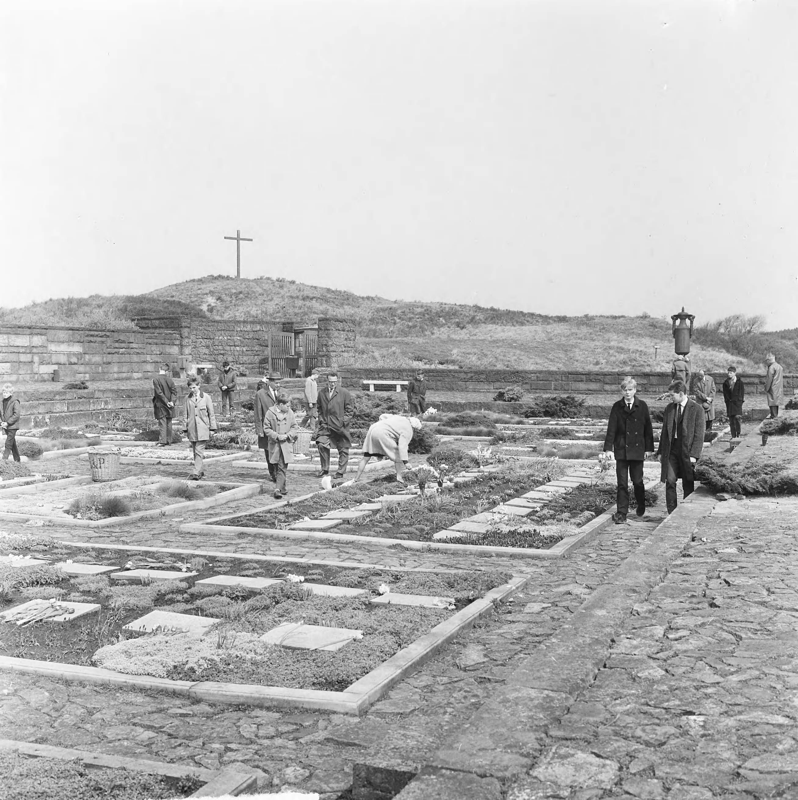 Dodenherdenking 1965 — Schoolkinderen leggen bloemen op graven van de erebegraafplaats te Overveen — Foto: Koch, Eric / Anefo. Licentie: Set B: Rechtenvrij / Publiek Domein. Bron: Nationaal Archief. http://hdl.handle.net/10648/aaa4fe18-d0b4-102d-bcf8-003048976d84