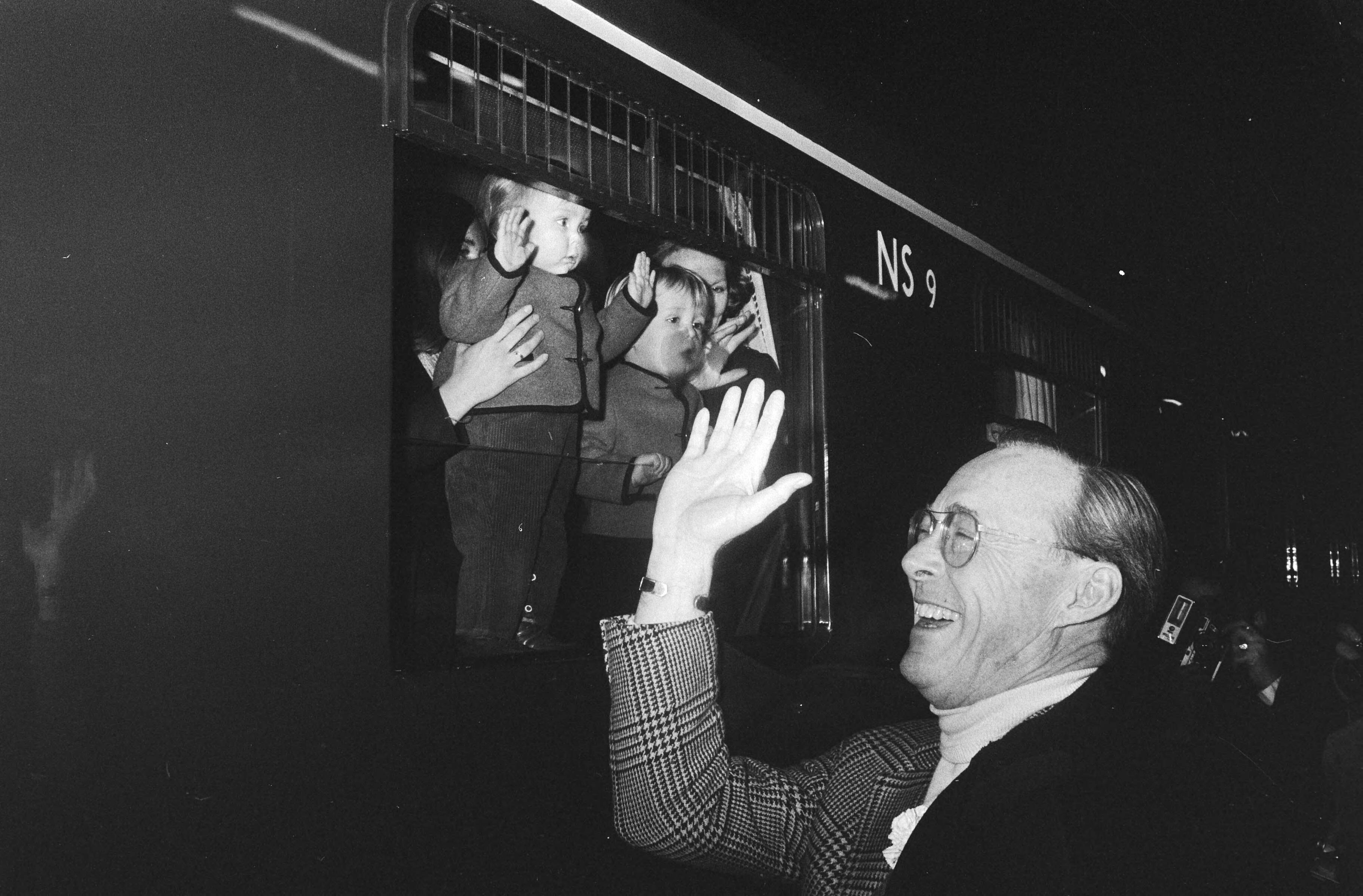 Fotocollectie Anefo — Koninklijke Familie vertrekt per trein naar Lech voor wintervakantie, vanaf Baarn; achter raam Willem Alexander en Johan Friso , zwaaiend naar Prins — Foto: Verhoeff, Bert / Anefo. Licentie: Set B: Rechtenvrij / Publiek Domein. Bron: Nationaal Archief. http://hdl.handle.net/10648/abb577f6-d0b4-102d-bcf8-003048976d84