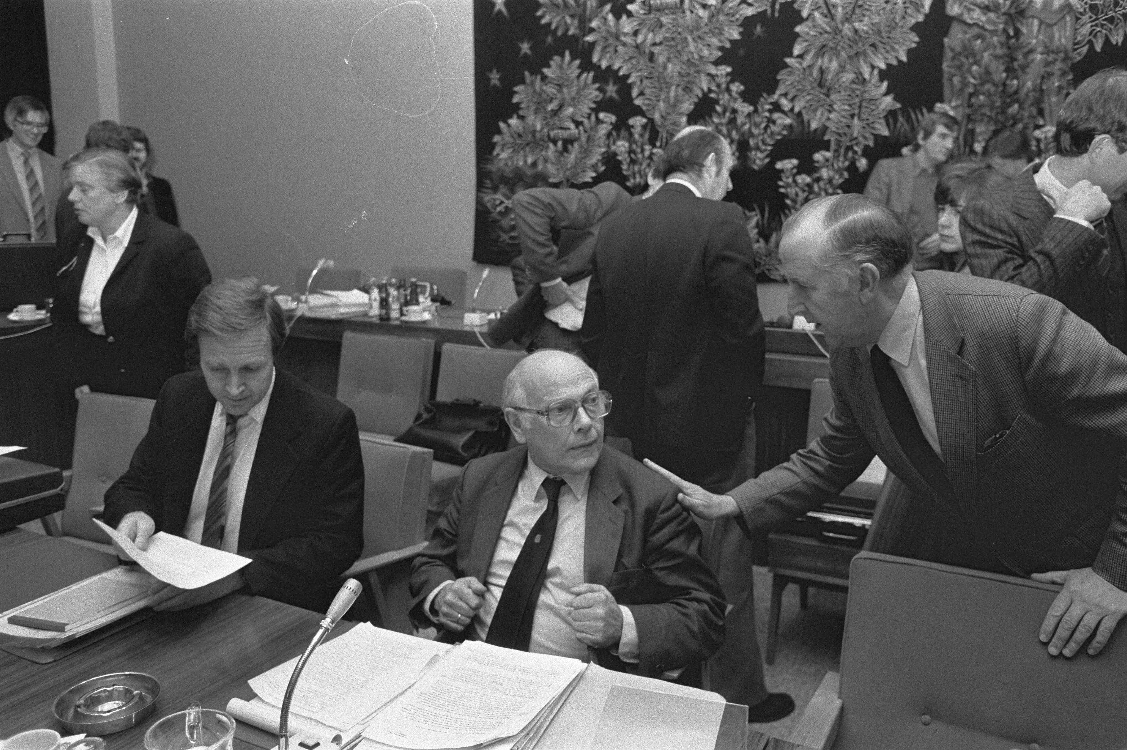 Overleg regering - werknemers en werkgevers over arbeidsvoorwaarden- beleid `82 in het SER-gebouw te Den Haag — Van links naar rechts staatssecretaris Dales (PvdA), ministers Terlouw (D66), Den Uyl (PvdA) en Van Veen (VNO) — Foto: Bogaerts, Rob / Anefo. Licentie: Set B: Rechtenvrij / Publiek Domein. Bron: Nationaal Archief. http://hdl.handle.net/10648/ad0ad1fa-d0b4-102d-bcf8-003048976d84