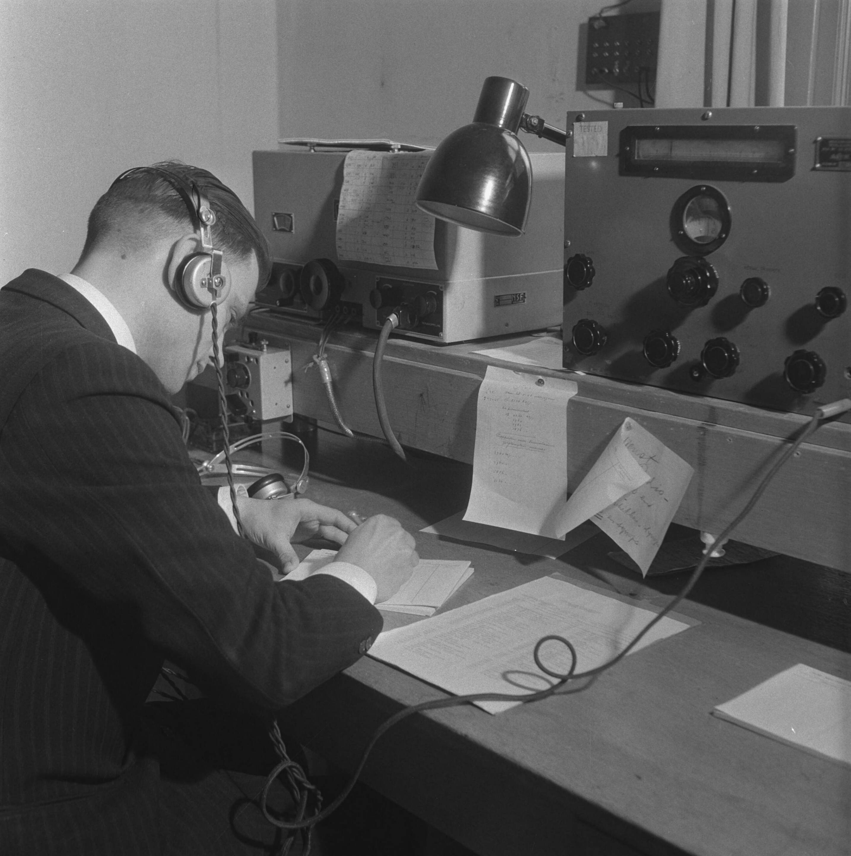 Fotocollectie Anefo — Meteorologisch Instituut te Den Bilt — Foto: Breijer, Charles / Anefo. Licentie: Set B: Rechtenvrij / Publiek Domein. Bron: Nationaal Archief. http://hdl.handle.net/10648/a89b1f58-d0b4-102d-bcf8-003048976d84