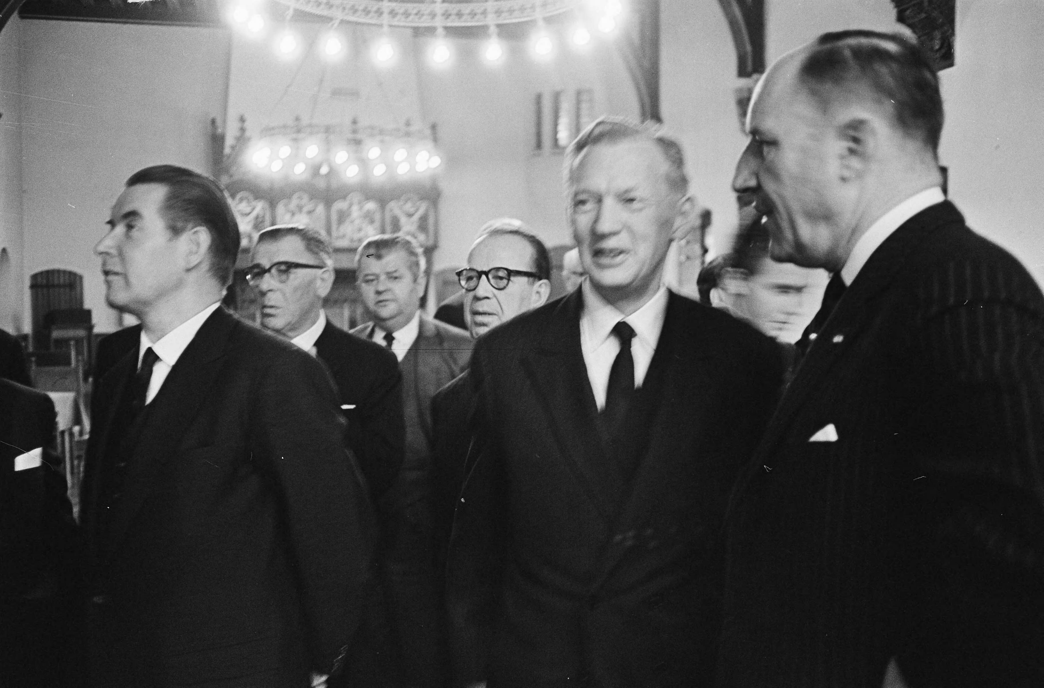 Fotocollectie Anefo — Opening NATO conferentie te Den Haag , Coure de Murville en Luns — Foto: Pot, Harry / Anefo. Licentie: Set B: Rechtenvrij / Publiek Domein. Bron: Nationaal Archief. http://hdl.handle.net/10648/aa68e1bc-d0b4-102d-bcf8-003048976d84