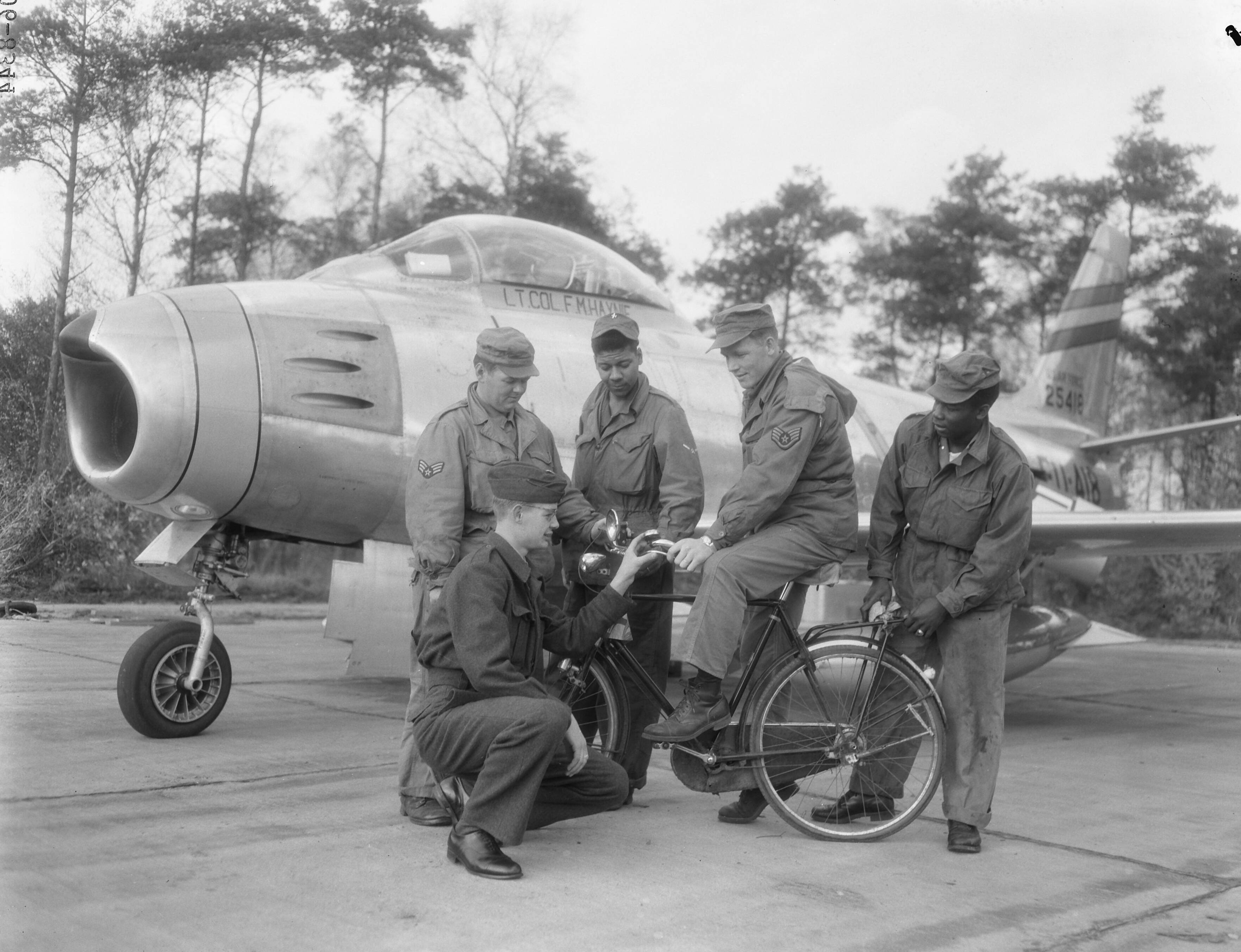 Fotocollectie Anefo — [North American F-86 Sabres van het USAF 32th Fighter Day Squadron gestationeerd op Soesterberg] — Foto: Duinen, G.W. van / Anefo. Licentie: Set B: Rechtenvrij / Publiek Domein. Bron: Nationaal Archief. http://hdl.handle.net/10648/a92cadd8-d0b4-102d-bcf8-003048976d84