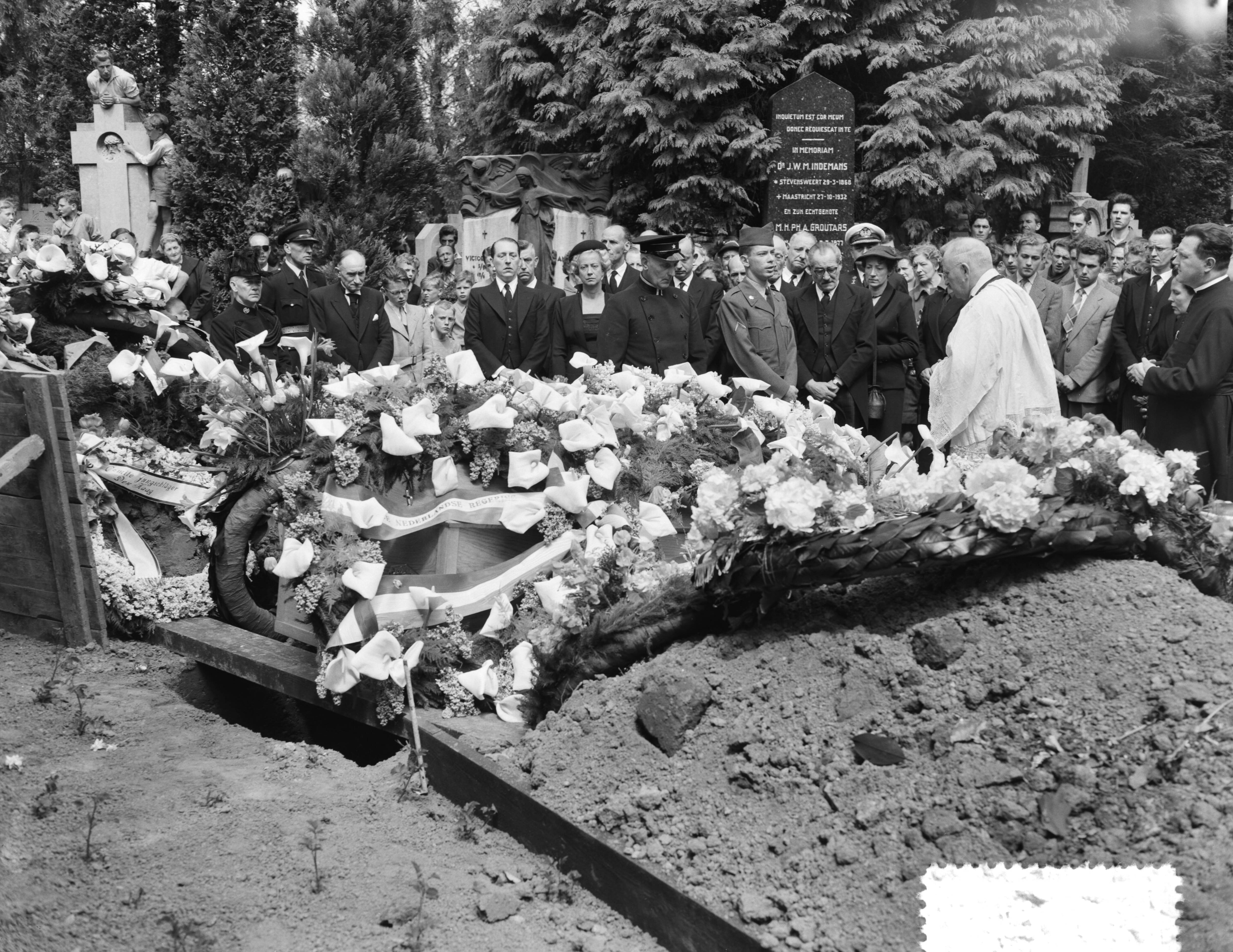 Fotocollectie Anefo — Begrafenis van Leon Jungschläger te Maastricht. Zoon John houdt een toespraak bij het graf — Foto: Rossem, Wim van / Anefo. Licentie: Set B: Rechtenvrij / Publiek Domein. Bron: Nationaal Archief. http://hdl.handle.net/10648/a947a336-d0b4-102d-bcf8-003048976d84