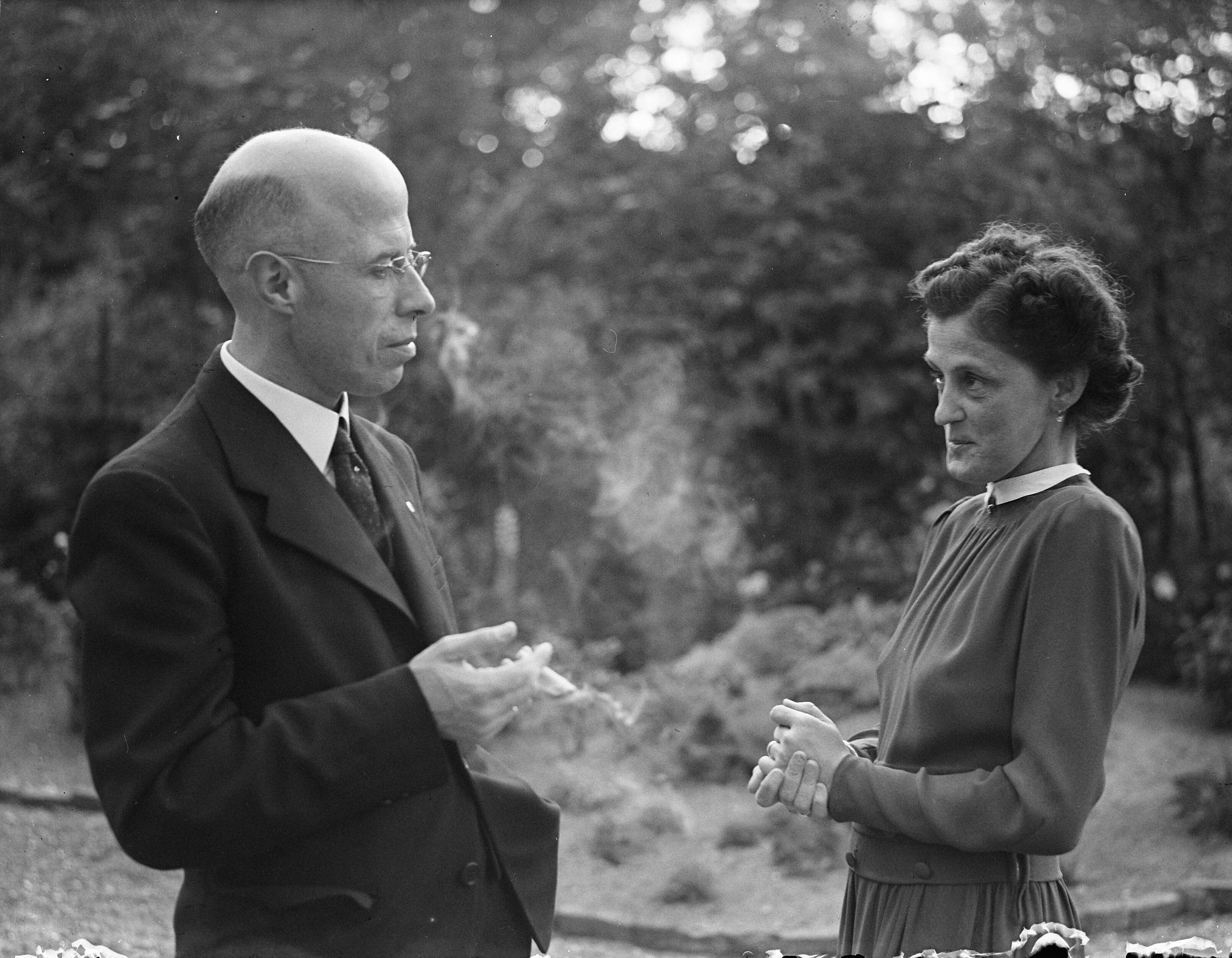 Fotocollectie Anefo — Minister L.J.M. Beel met echtgenote in de tuin van hun woonhuis te Wassenaar — Foto: IMF / Anefo. Licentie: Set B: Rechtenvrij / Publiek Domein. Bron: Nationaal Archief. http://hdl.handle.net/10648/a8a0243a-d0b4-102d-bcf8-003048976d84
