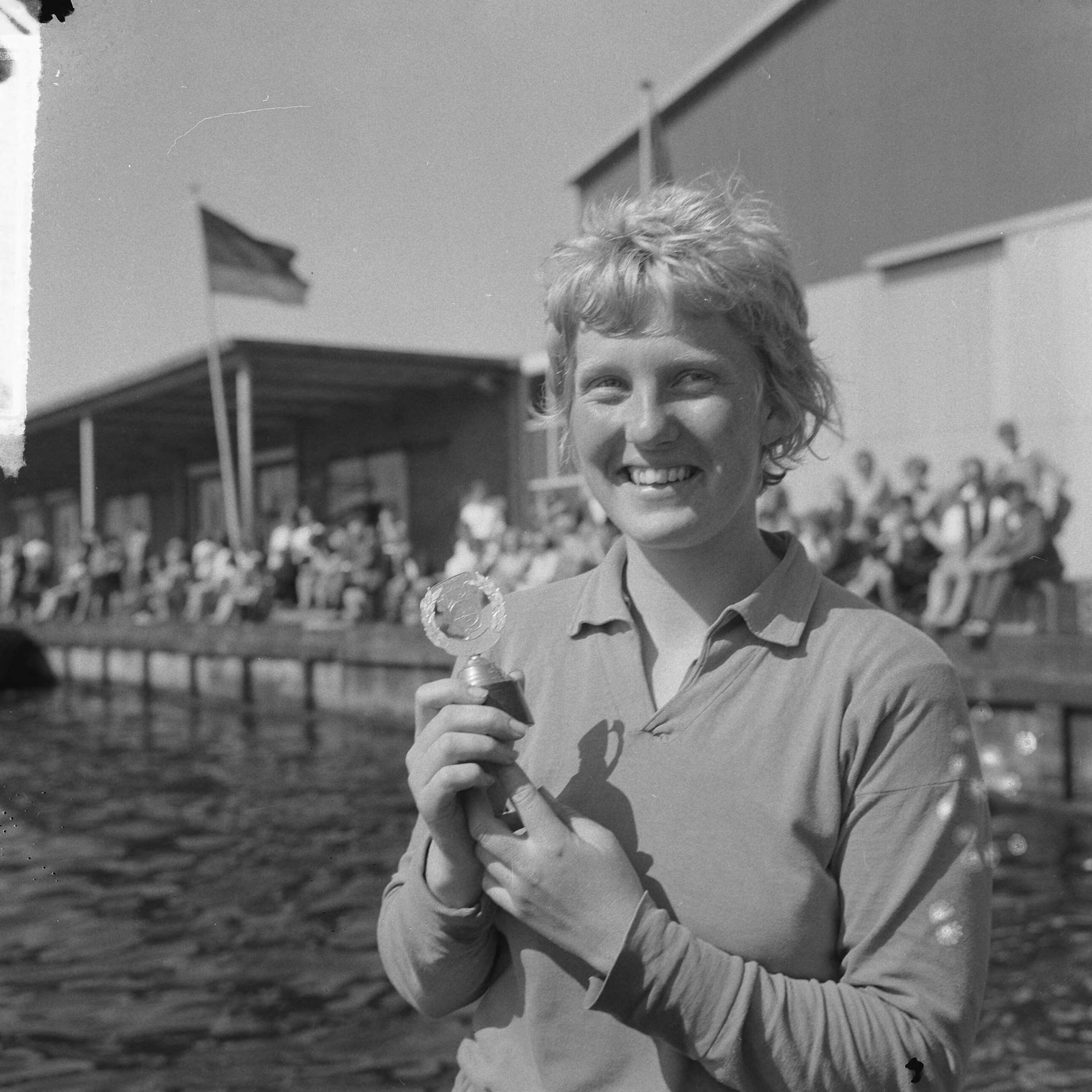 Fotocollectie Anefo — Zaanregatta 1965, Thea Duif, winnares K-1 500 meter, met haar trofee — Foto: Nijs, Jac. de / Anefo. Licentie: Set B: Rechtenvrij / Publiek Domein. Bron: Nationaal Archief. http://hdl.handle.net/10648/aaae715a-d0b4-102d-bcf8-003048976d84