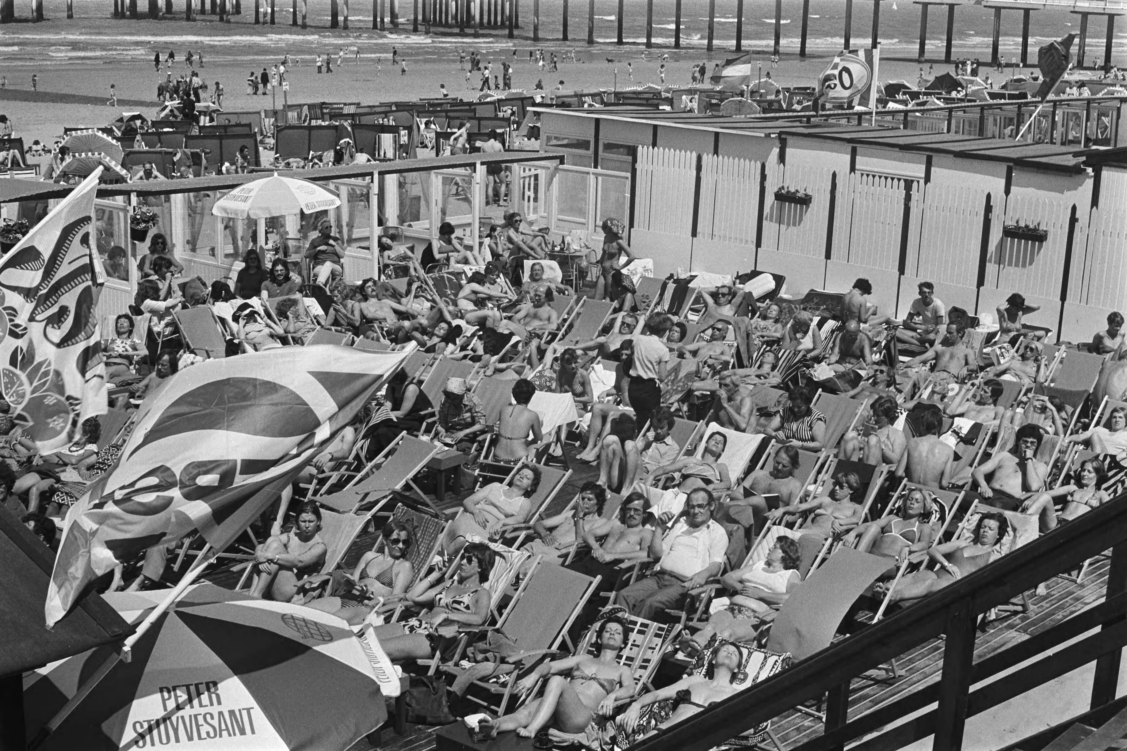 Fotocollectie Anefo — Stranddrukte Scheveningen — Foto: Suyk, Koen / Anefo. Licentie: Set B: Rechtenvrij / Publiek Domein. Bron: Nationaal Archief. http://hdl.handle.net/10648/ac9c249e-d0b4-102d-bcf8-003048976d84