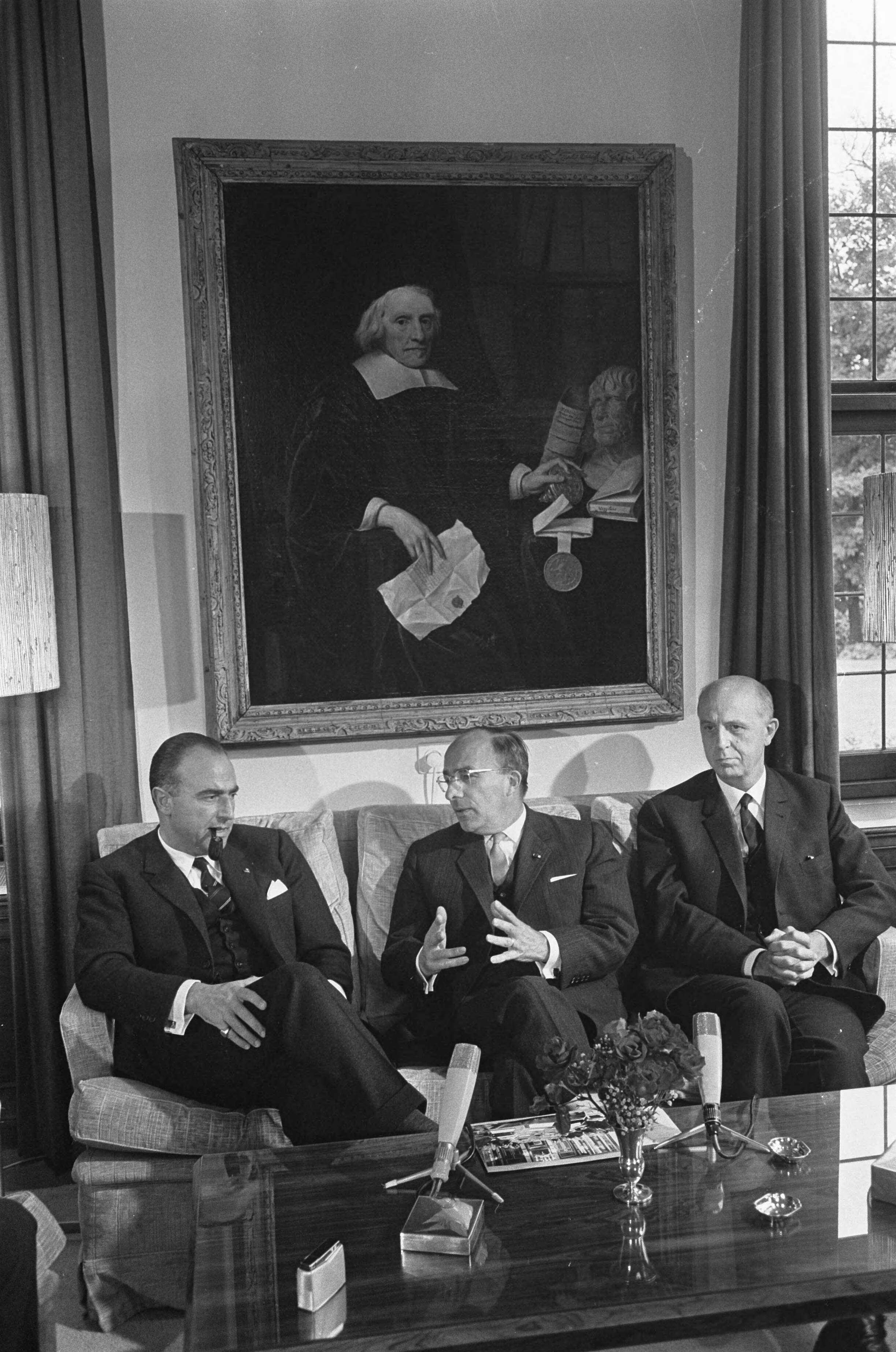 Fotocollectie Anefo — Belgisch bezoek op het Catshuis te Den Haag, v.l.n.r. de Belgische premier Paul Vanden Boeynants, de Nederlandse premier Jo Cals en de Belgische oud-premier en minister van Buitenlandse Zaken Pierre Harmel — Foto: Fotograaf Onbekend / Anefo. Licentie: Set B: Rechtenvrij / Publiek Domein. Bron: Nationaal Archief. http://hdl.handle.net/10648/aafe1afc-d0b4-102d-bcf8-003048976d84