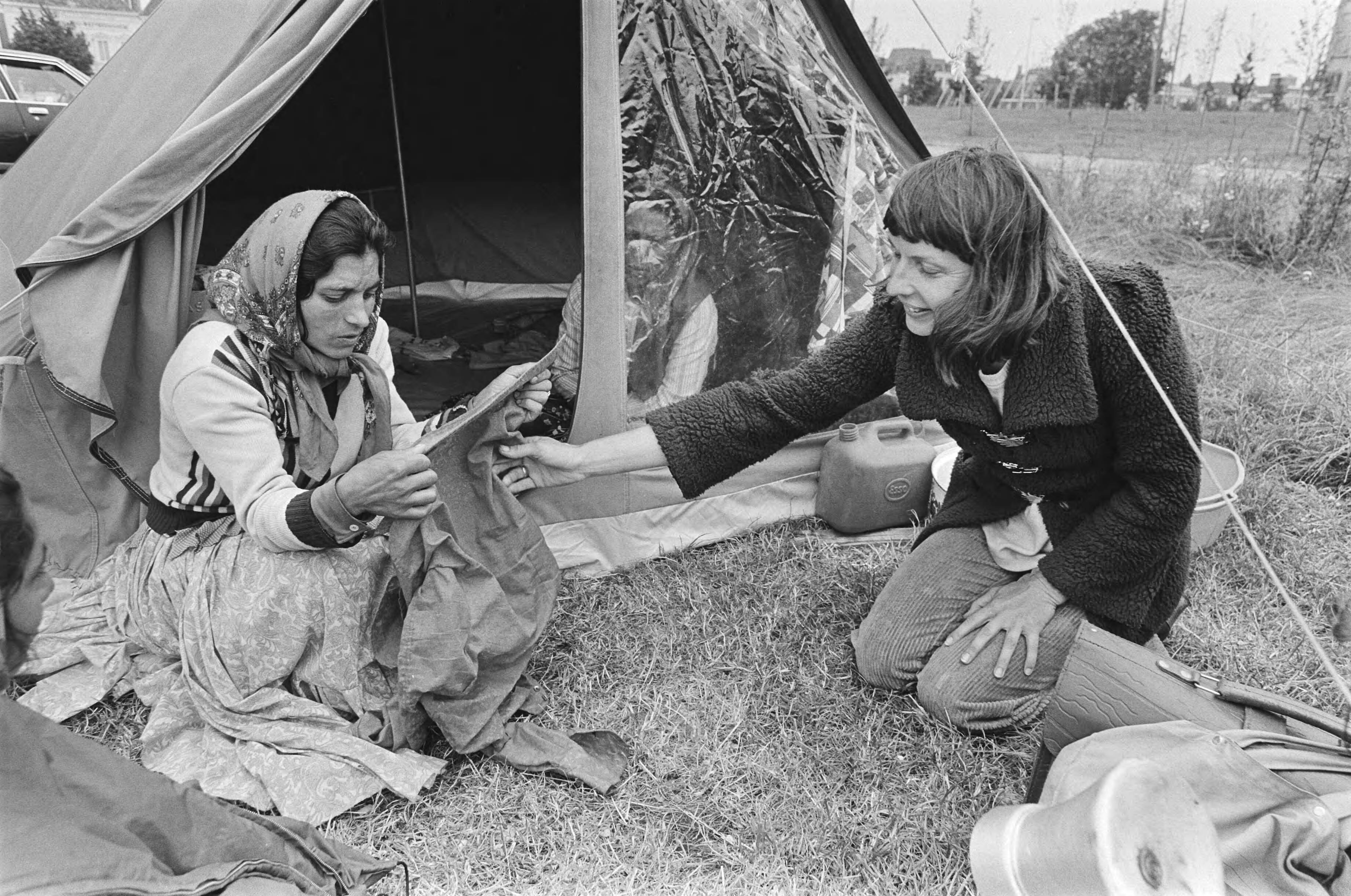 Fotocollectie Anefo — Groep zigeuners op Malieveld in Den Haag ; een vrouw kwam de zigeuners kleren brengen — Foto: Antonisse, Marcel / Anefo. Licentie: Set B: Rechtenvrij / Publiek Domein. Bron: Nationaal Archief. http://hdl.handle.net/10648/ad002778-d0b4-102d-bcf8-003048976d84