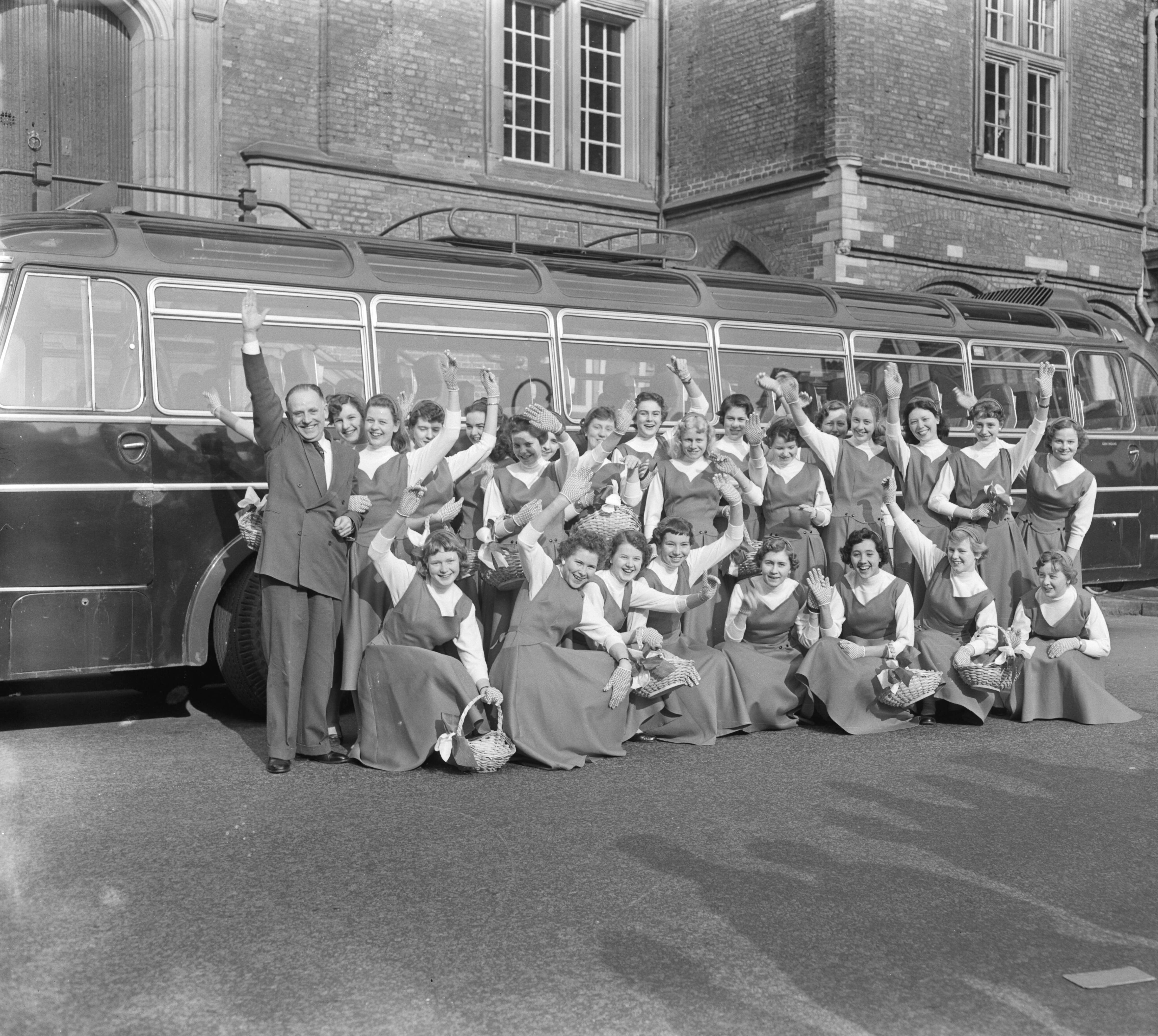 Fotocollectie Anefo — Vertrek bloemenmeisjes uit Haarlem naar Duitsland — Foto: Pot, Harry / Anefo. Licentie: Set B: Rechtenvrij / Publiek Domein. Bron: Nationaal Archief. http://hdl.handle.net/10648/a9456fee-d0b4-102d-bcf8-003048976d84