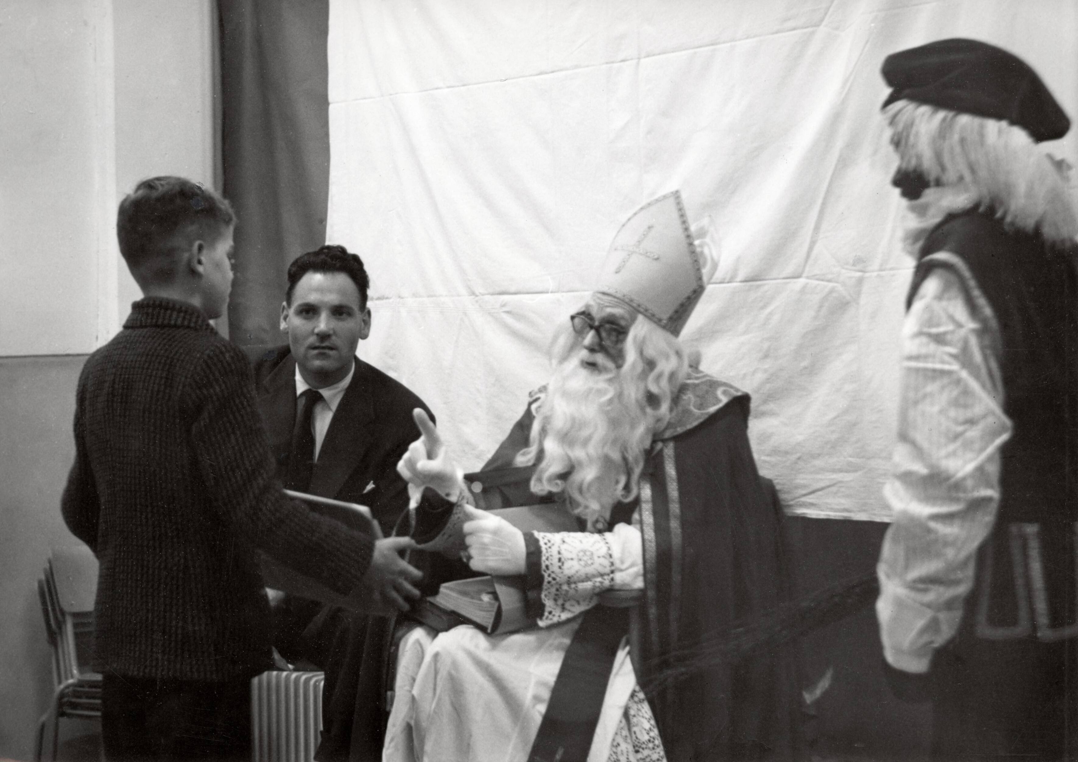 Collectie nader te bepalen — [Sinterklaasfeest N.V. Drukkerij De Spaarnestad in Haarlem] — Foto: Fotograaf Onbekend / Fotobureau onbekend / Spaarnestad Photo (05887). Licentie: Set B: Rechtenvrij / Publiek Domein. Bron: Nationaal Archief. http://hdl.handle.net/10648/35429da6-4058-a382-e063-6df0900a6686