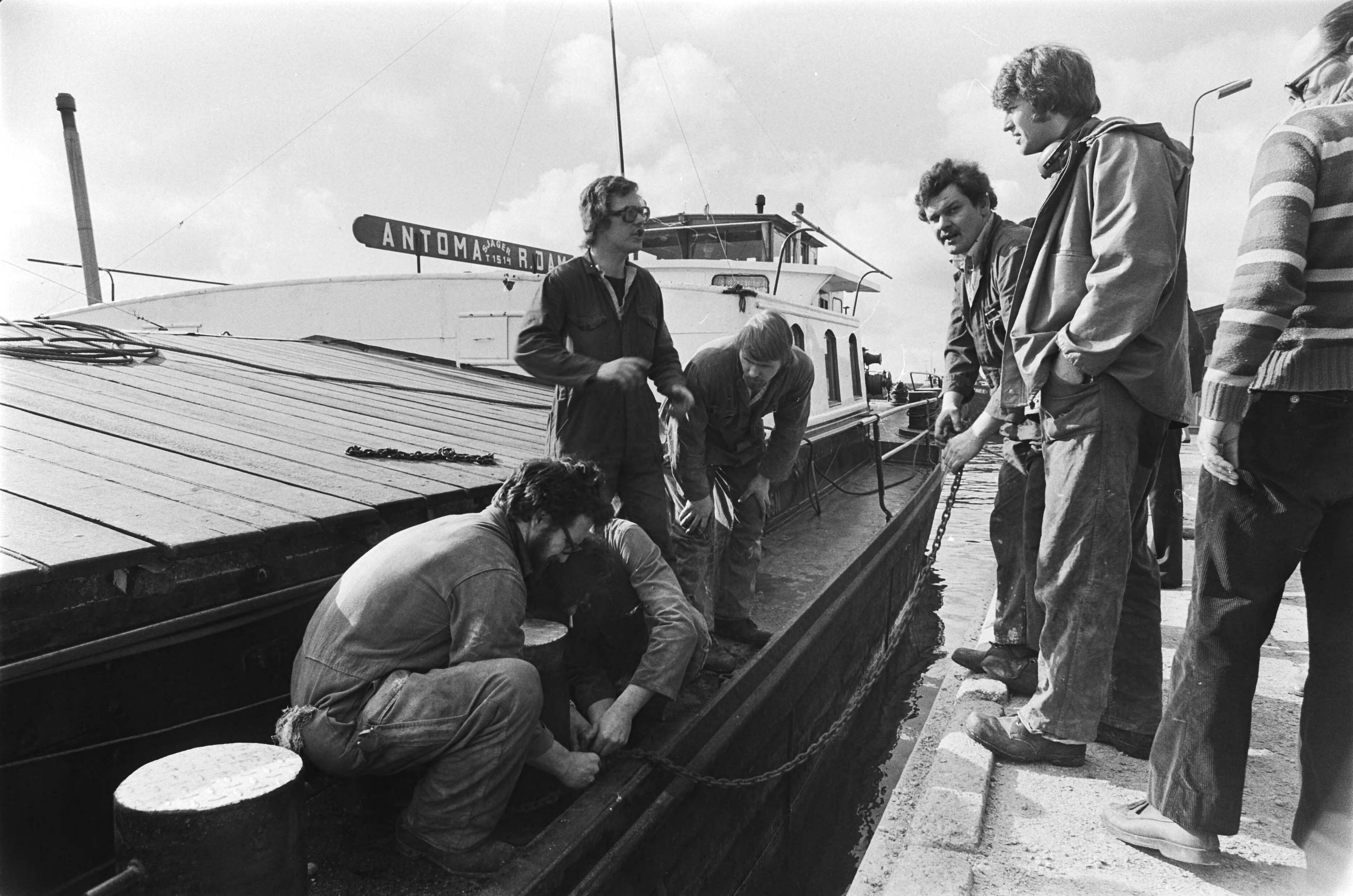 Fotocollectie Anefo — Bezetting fabriek Zetmeelgroep West van KSH in Koog aan de Zaan ; werknemers leggen schip aan ketting — Foto: Suyk, Koen / Anefo. Licentie: Set B: Rechtenvrij / Publiek Domein. Bron: Nationaal Archief. http://hdl.handle.net/10648/acadd270-d0b4-102d-bcf8-003048976d84