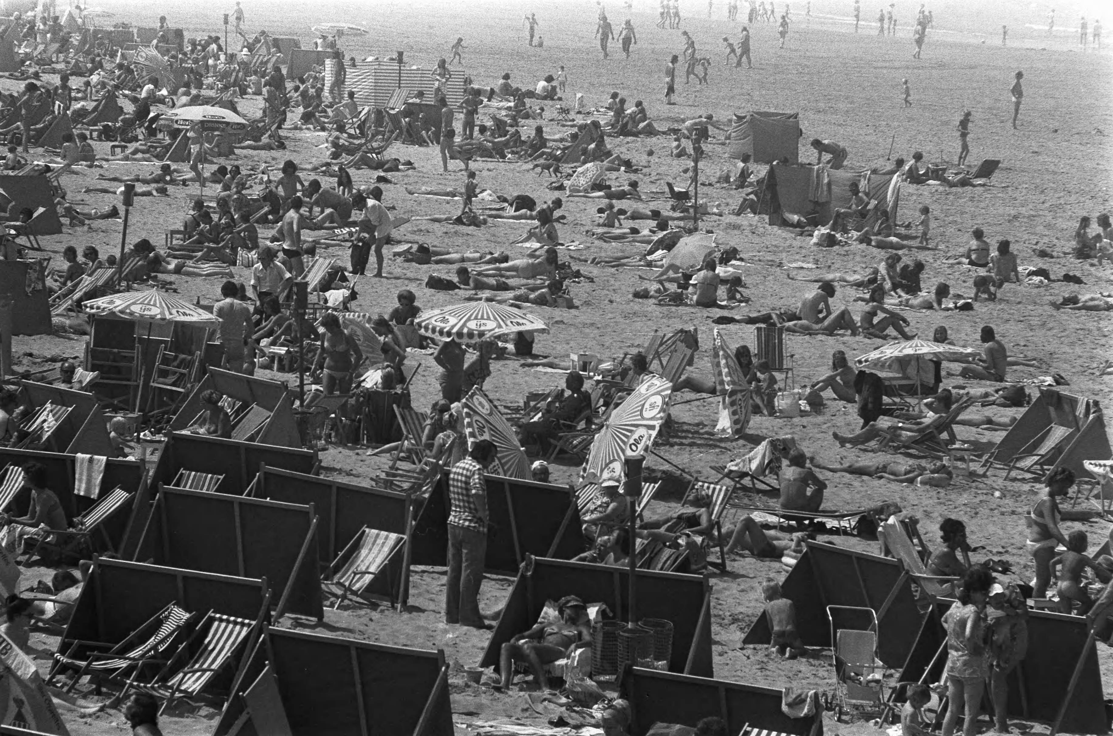 Fotocollectie Anefo — Drukte op strand Scheveningen, drukte op strand — Foto: Verhoeff, Bert / Anefo. Licentie: Set B: Rechtenvrij / Publiek Domein. Bron: Nationaal Archief. http://hdl.handle.net/10648/ac2f8bc2-d0b4-102d-bcf8-003048976d84