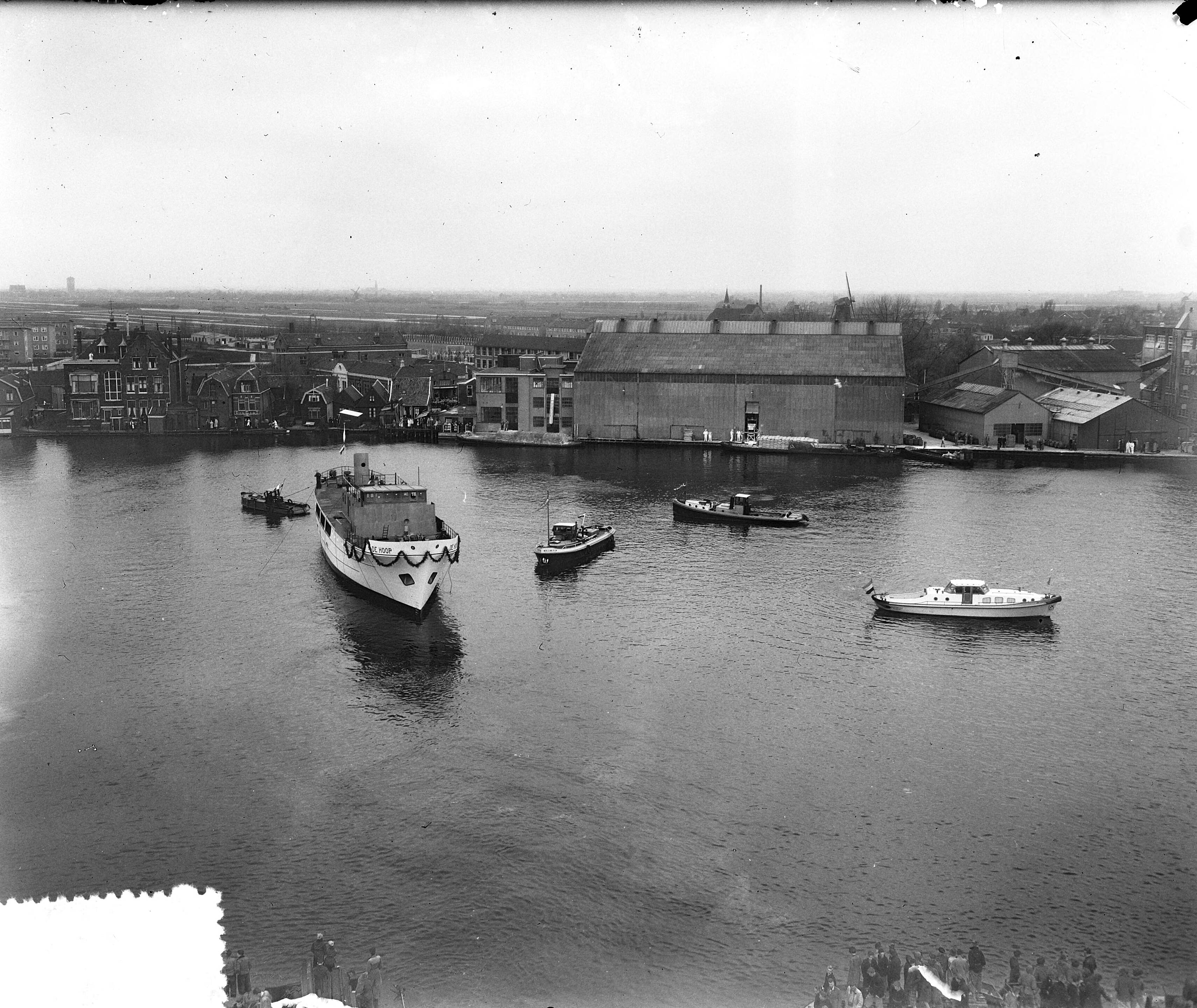 Tewaterlating hospitaal-kerkschip "De Hoop" — Tewaterlating hospitaal-kerkschip "De Hoop" bij de werf "Czaar Peter" van de N.V. Zaanlandsche Scheepbouw Maatschappij in Zaandam — Foto: Pot, Harry / Anefo. Licentie: Set B: Rechtenvrij / Publiek Domein. Bron: Nationaal Archief. http://hdl.handle.net/10648/a934d18e-d0b4-102d-bcf8-003048976d84