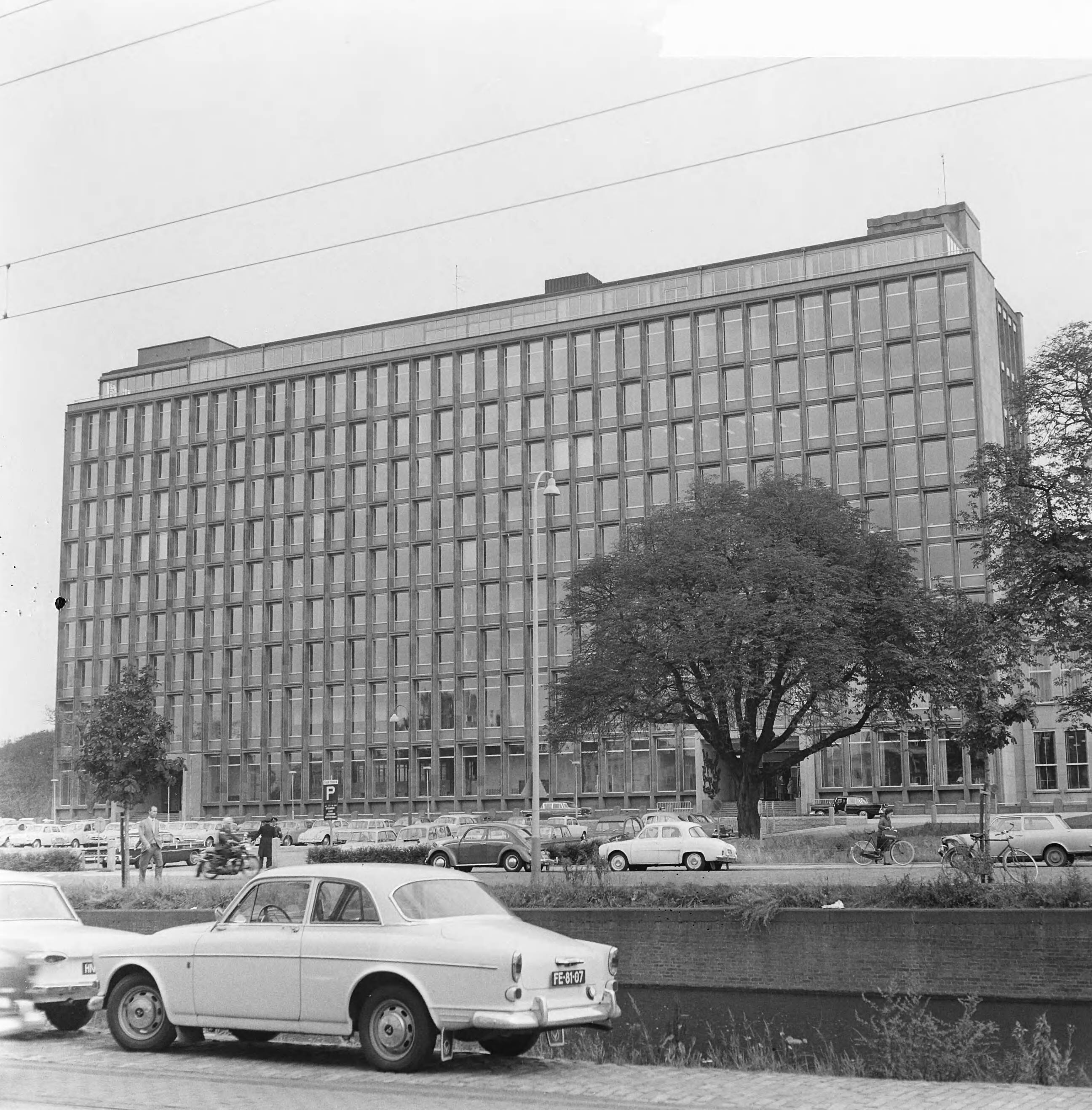 Fotocollectie Anefo — Provinciehuis te Den Haag — Foto: Kroon, Ron / Anefo. Licentie: Set B: Rechtenvrij / Publiek Domein. Bron: Nationaal Archief. http://hdl.handle.net/10648/aabf93ae-d0b4-102d-bcf8-003048976d84