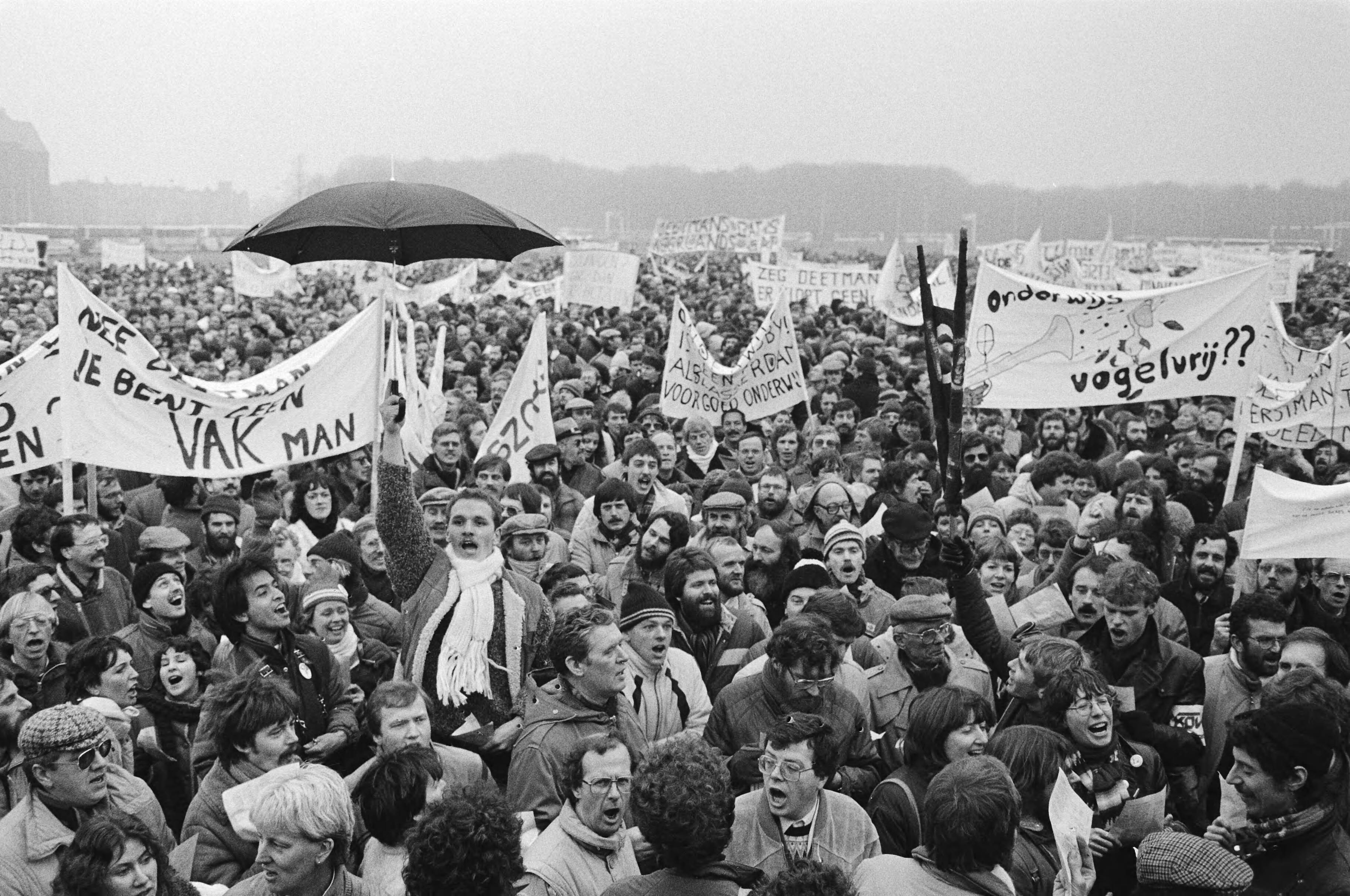 Onderwijsstaking in Den Haag — Manifestatie op het Malieveld — Foto: Antonisse, Marcel / Anefo. Licentie: Set B: Rechtenvrij / Publiek Domein. Bron: Nationaal Archief. http://hdl.handle.net/10648/ad23278c-d0b4-102d-bcf8-003048976d84