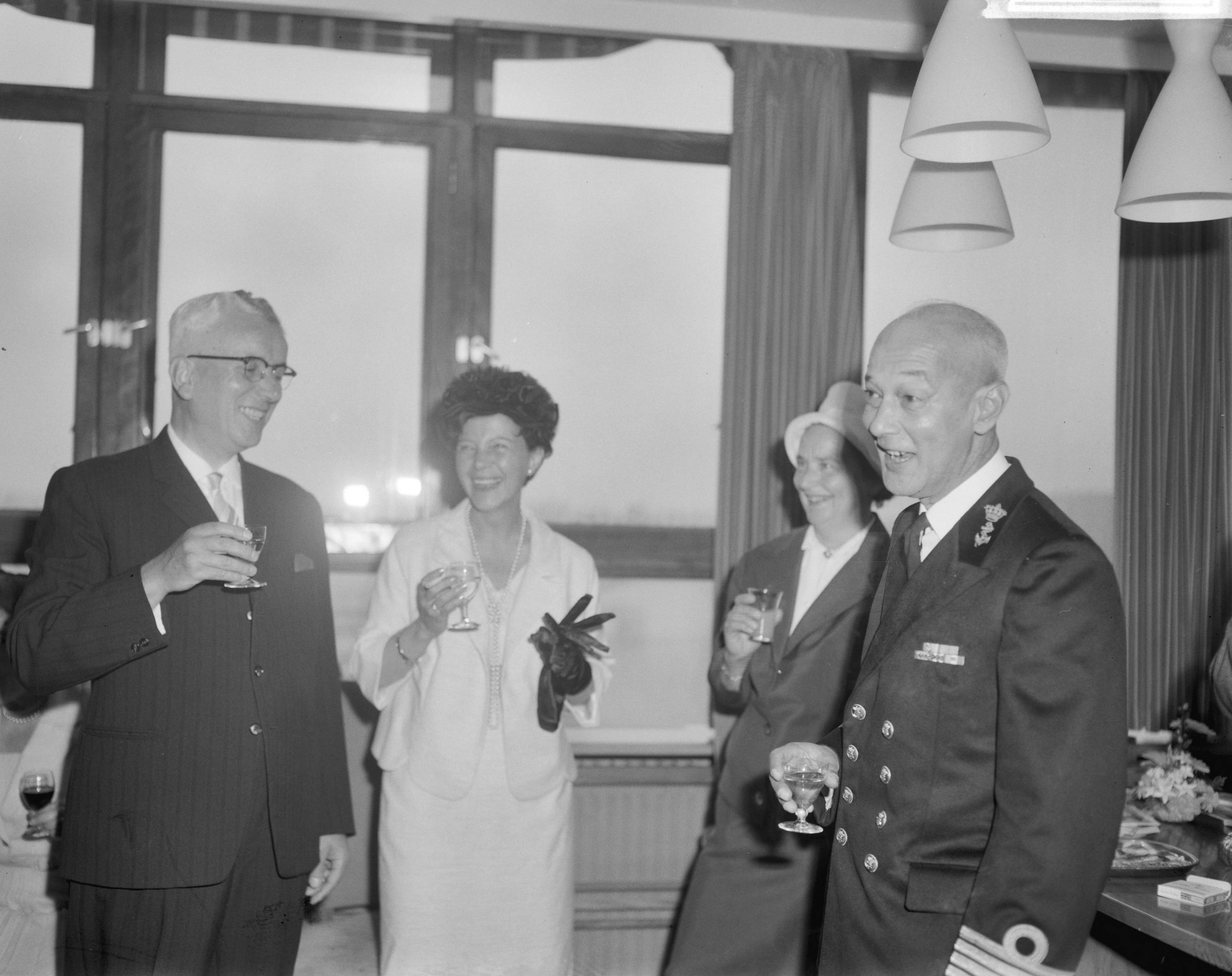 Fotocollectie Anefo — Tewaterlating te Zaandam van het Torpedo-inschietvaartuig "Van Bochove" van de Koninklijke Marine bij de Zaanlandse Scheepsbouwmaatschappij door de vrouw van de directeur van de bewapeningswerkplaats der Marine te Den Helder, mevr. Reiche-Van Aardenne. Dit vaartuig wordt genoemd naar wijlen luitenant-ter-zee der eerste klasse P.D. van Bochoven, in leven hoofd van het inschietbedrijf van de Kon. Marine, die gedurende de uitoefening van zijn functie tengevolge van een tragisch ongeval op 7 juli 1959 om het leven kwam — Foto: Bilsen, Joop van / Anefo. Licentie: Set B: Rechtenvrij / Publiek Domein. Bron: Nationaal Archief. http://hdl.handle.net/10648/aa1113b0-d0b4-102d-bcf8-003048976d84