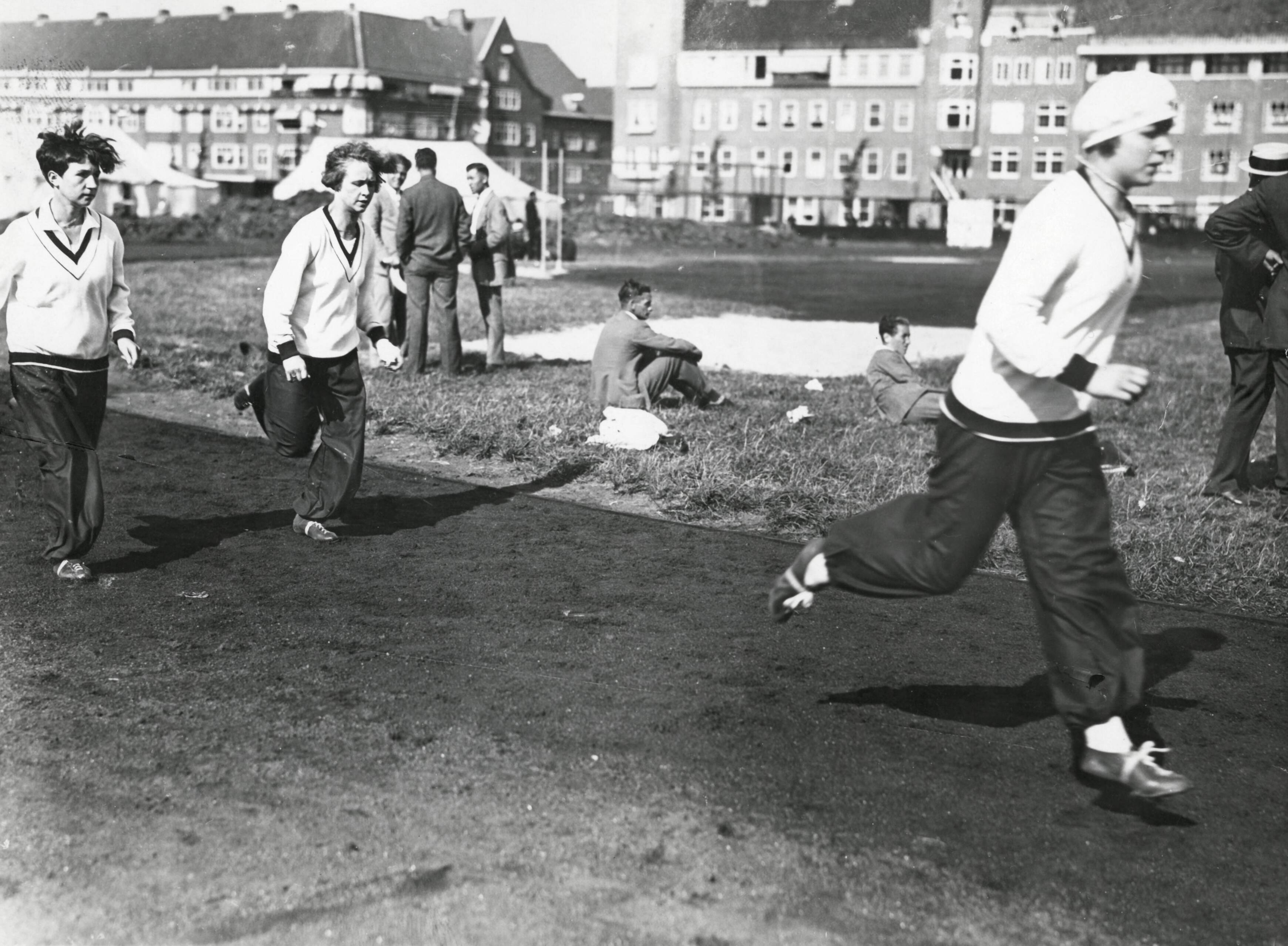 Sport — Olympische Spelen 1928 te Amsterdam, Nederland. Foto: De atletes lopen hun trainingsrondes. — Foto: Fotograaf Onbekend / Algemeen Fotobureau Amsterdam / Rechtenvrij (05589). Licentie: Set B: Rechtenvrij / Publiek Domein. Bron: Nationaal Archief. http://hdl.handle.net/10648/35429da7-10d2-a382-e063-6df0900a6686