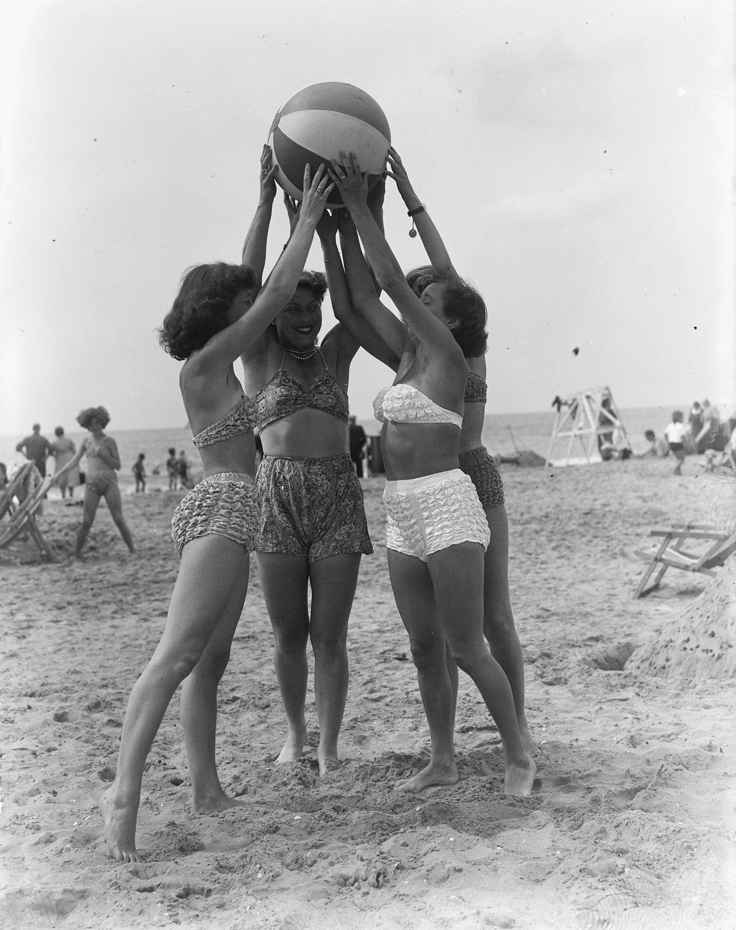 Badseizoen Zandvoort. Dames — Badseizoen Zandvoort. Dames op het strand — Foto: Pot, Harry / Anefo. Licentie: Set B: Rechtenvrij / Publiek Domein. Bron: Nationaal Archief. http://hdl.handle.net/10648/a8dbb932-d0b4-102d-bcf8-003048976d84