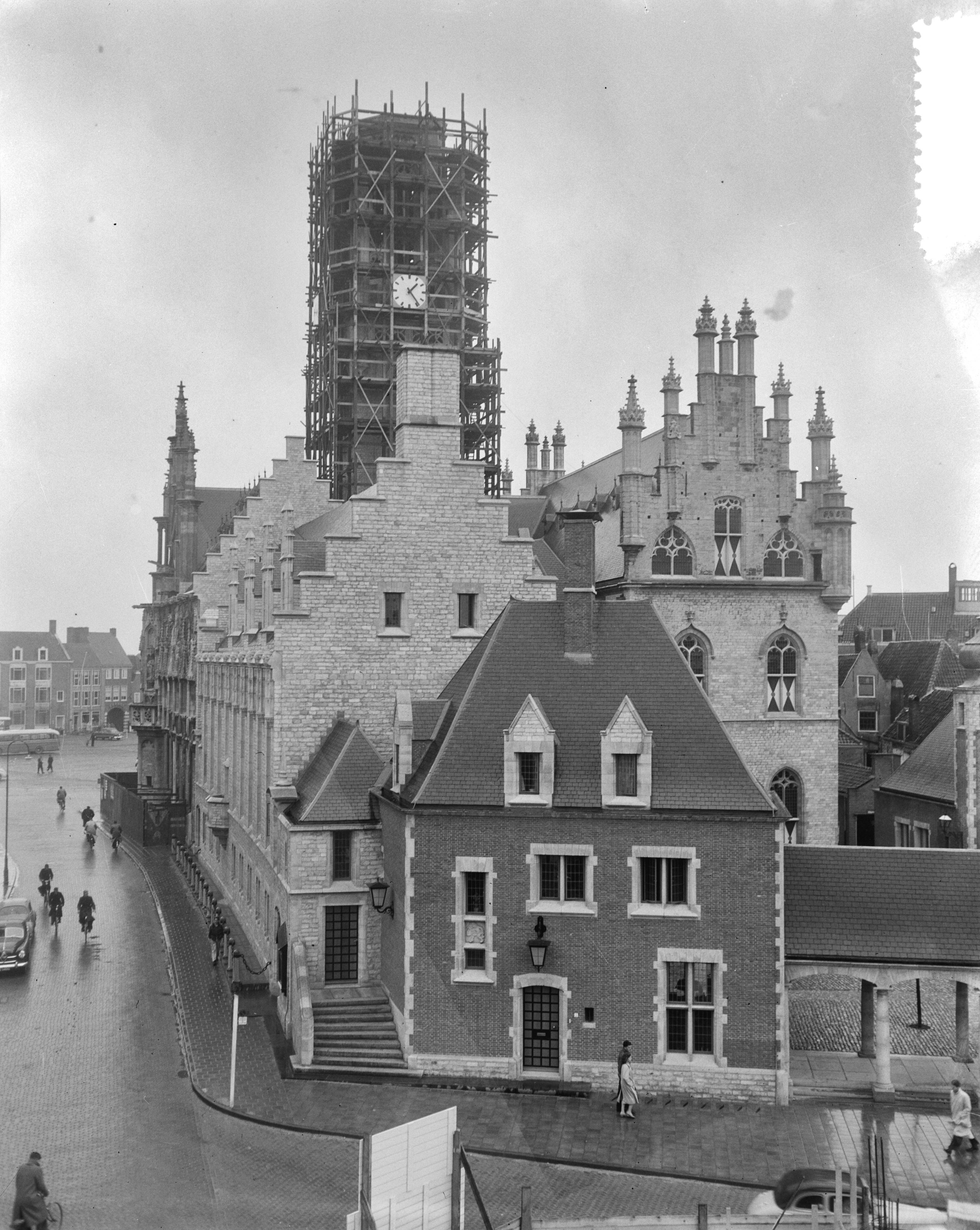 Fotocollectie Anefo — Middelburg. Restauratie van het abdijcomplex en de toren van de abdijkerk na de verwoesting tijdens de Tweede Wereldoorlog — Foto: Consenheim, Wim / Anefo. Licentie: Set B: Rechtenvrij / Publiek Domein. Bron: Nationaal Archief. http://hdl.handle.net/10648/a9006426-d0b4-102d-bcf8-003048976d84