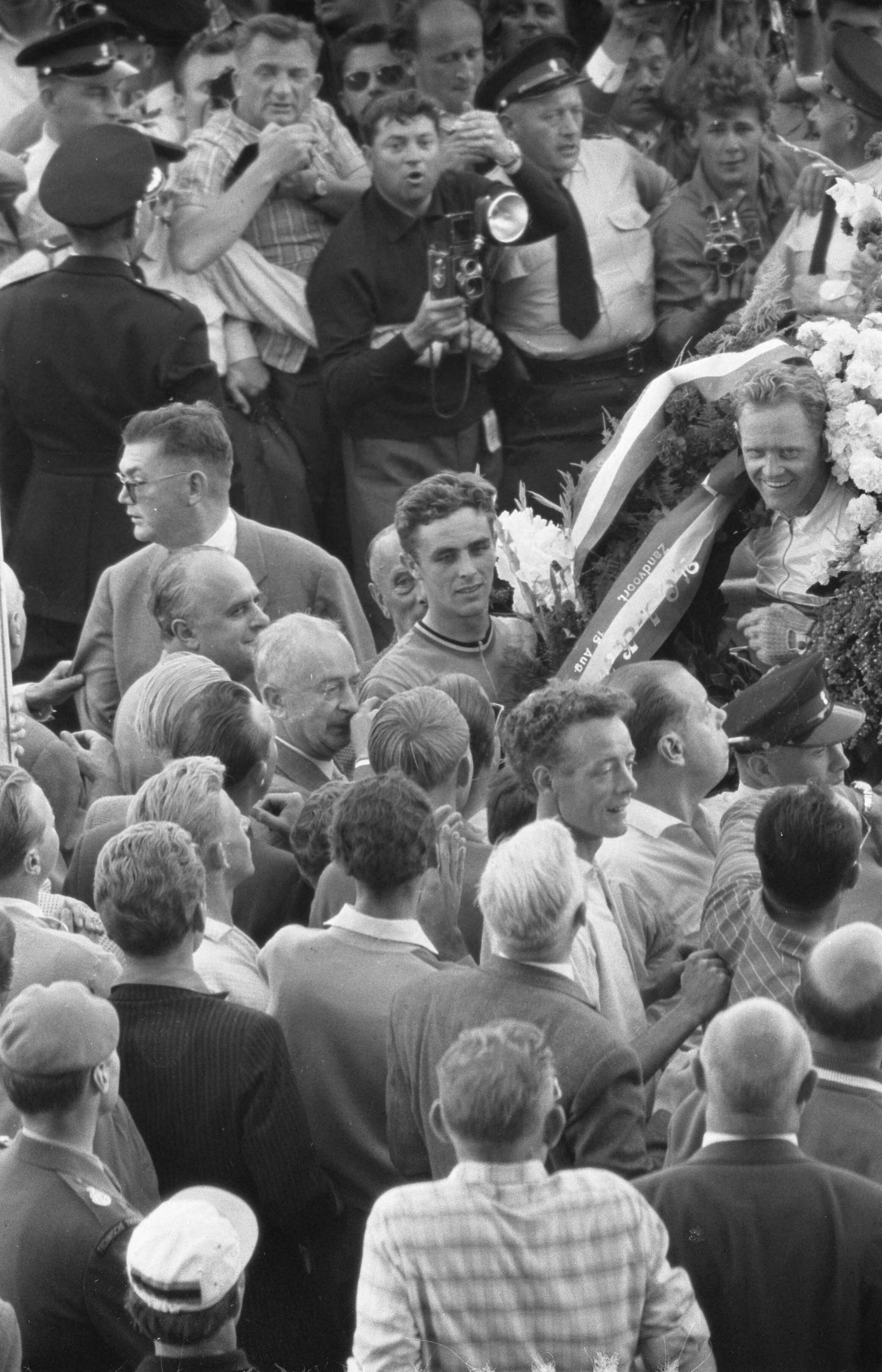 Fotocollectie Anefo — Wereldkampioenschappen wielrennen voor profs op de weg in Zandvoort. Huldiging van winnaar André Darrigade (rechts) — Foto: Rossem, Wim van / Anefo. Licentie: Set B: Rechtenvrij / Publiek Domein. Bron: Nationaal Archief. http://hdl.handle.net/10648/a99b48ba-d0b4-102d-bcf8-003048976d84