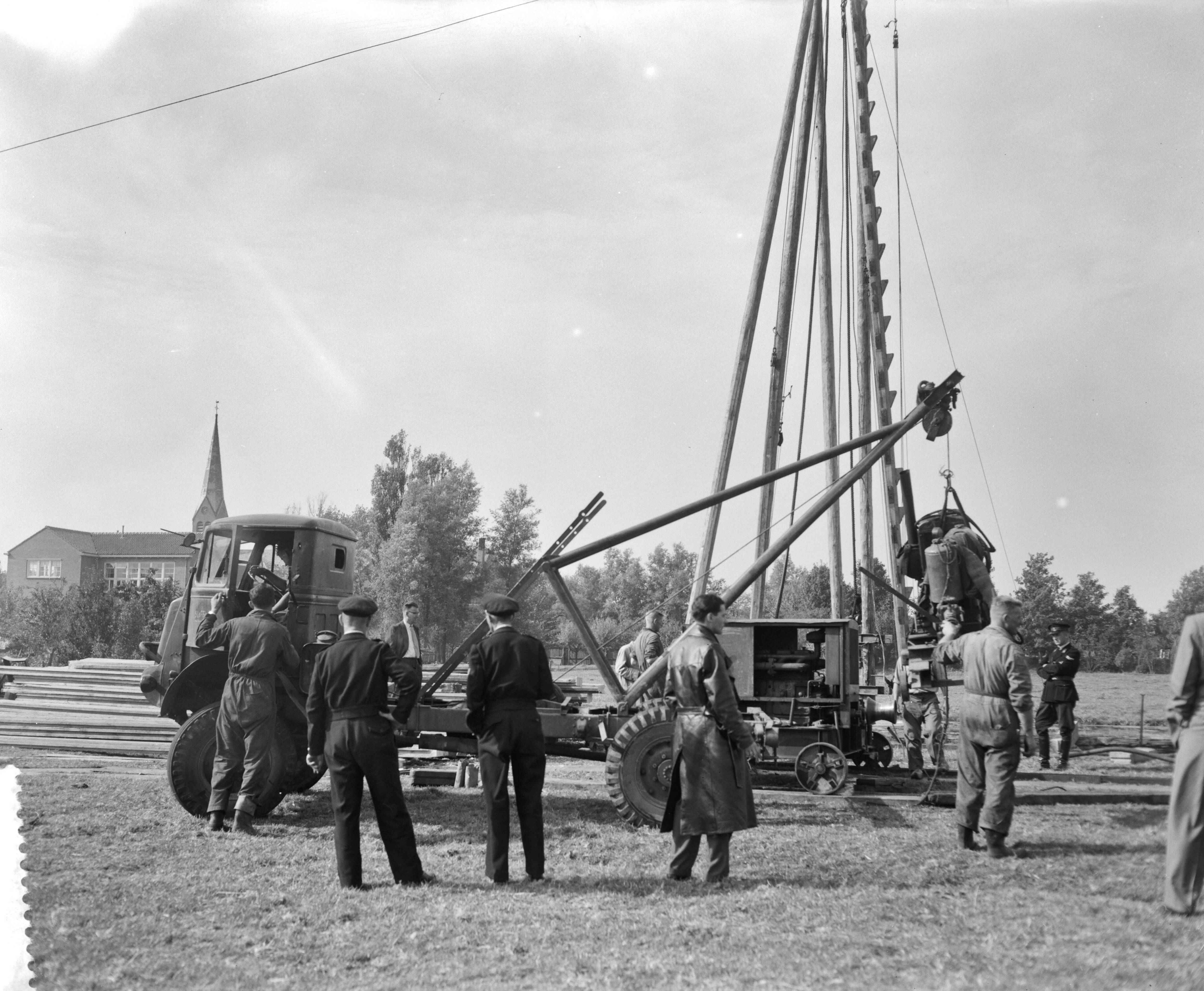 Fotocollectie Anefo — Het "Ding" in Wormer (gat in weiland), aanvoer van het materiaal — Foto: Bilsen, Joop van / Anefo. Licentie: Set B: Rechtenvrij / Publiek Domein. Bron: Nationaal Archief. http://hdl.handle.net/10648/a99e5dc0-d0b4-102d-bcf8-003048976d84