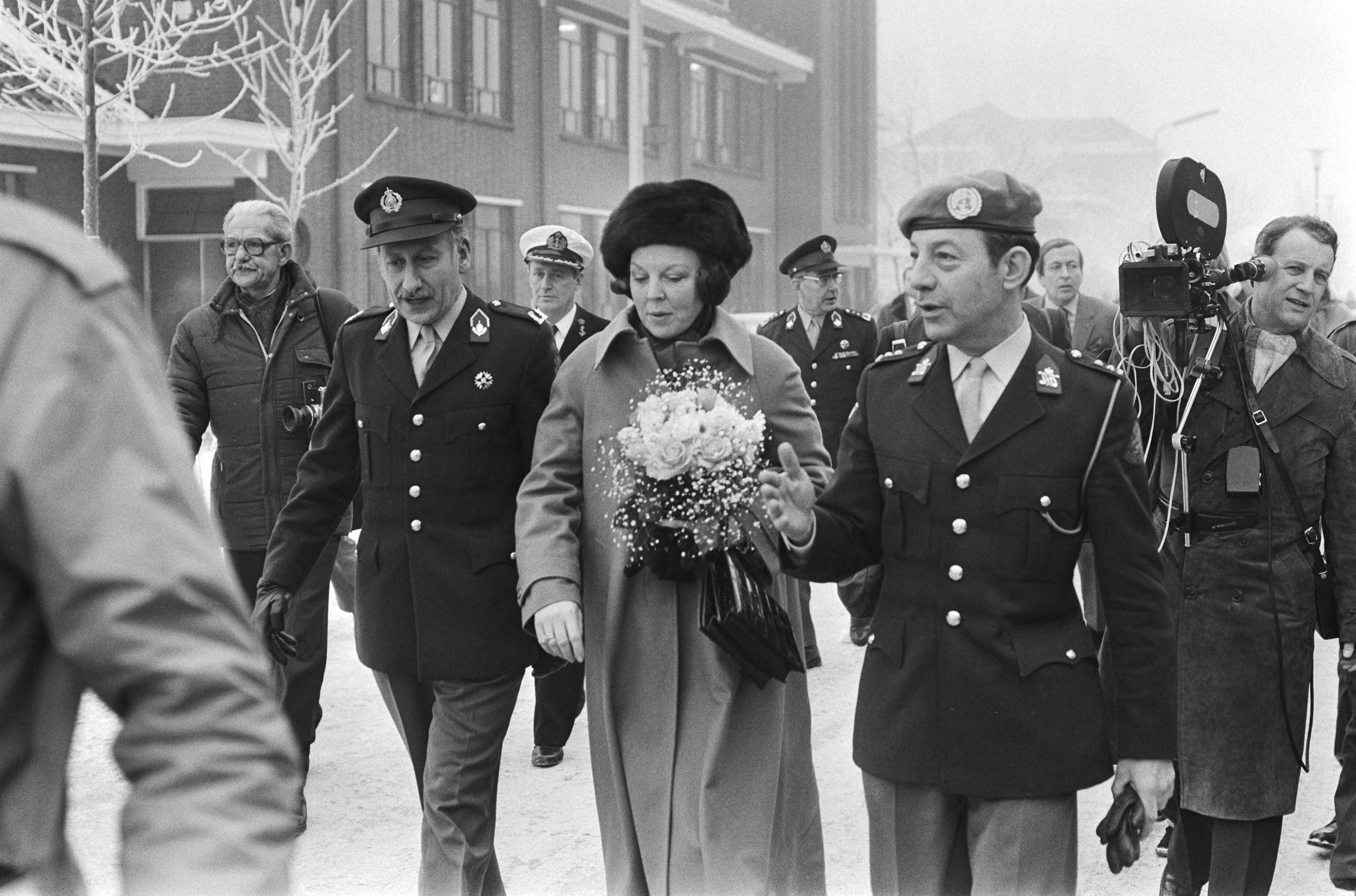 Fotocollectie Anefo — Prinses Beatrix en prins Claus bezoeken VN detachement voor Libanon in Adolf van Nassau kazerne in Zuidlaren — Foto: Suyk, Koen / Anefo. Licentie: Set B: Rechtenvrij / Publiek Domein. Bron: Nationaal Archief. http://hdl.handle.net/10648/acc4cd2c-d0b4-102d-bcf8-003048976d84