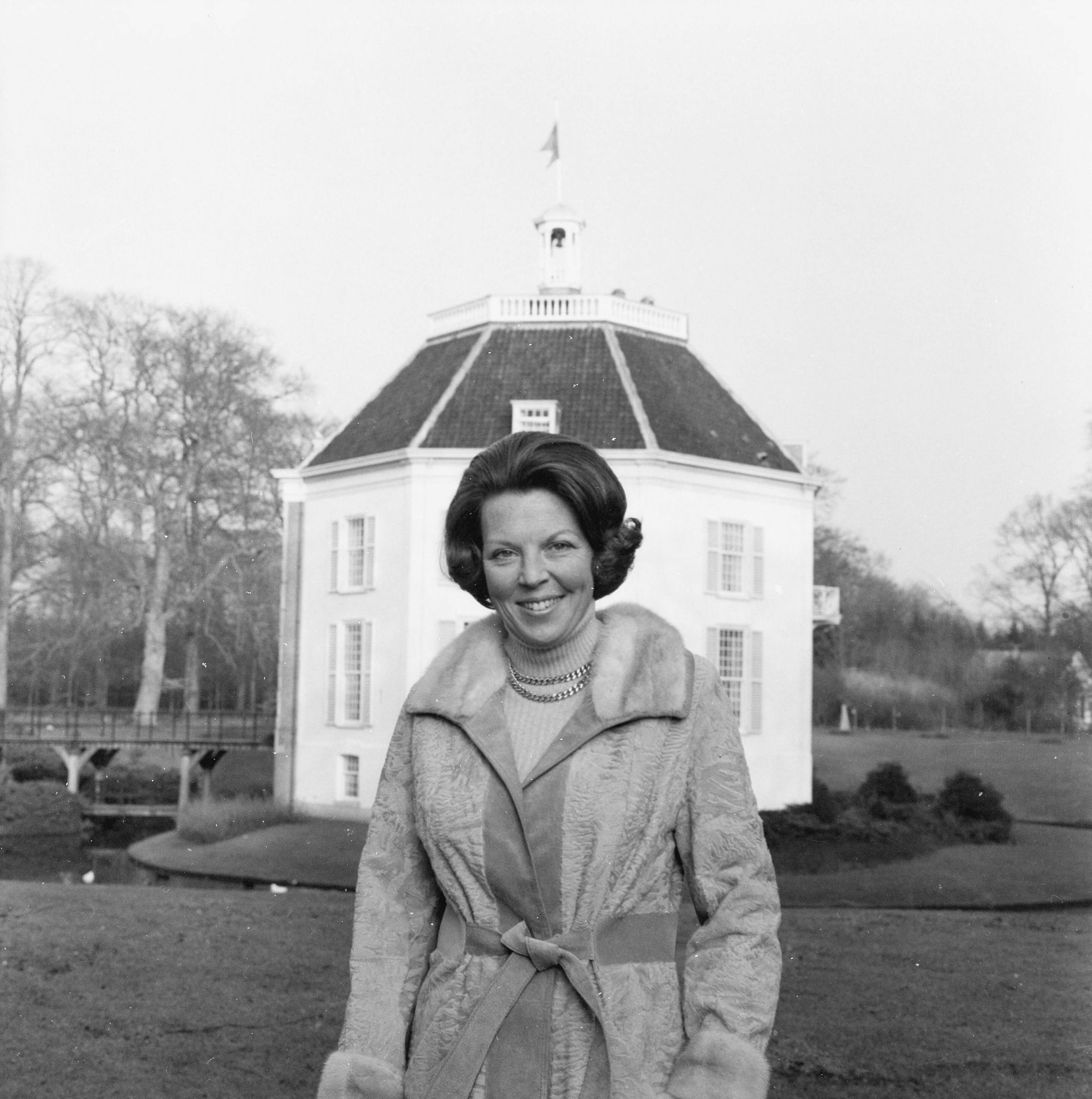 Fotocollectie RVD / Koninklijk Huis — Prinses Beatrix in de tuin van kasteel Drakensteyn, 1978 — Foto: Claus, prins / RVD. Licentie: Set B: Rechtenvrij / Publiek Domein. Bron: Nationaal Archief. http://hdl.handle.net/10648/afbb067c-d0b4-102d-bcf8-003048976d84