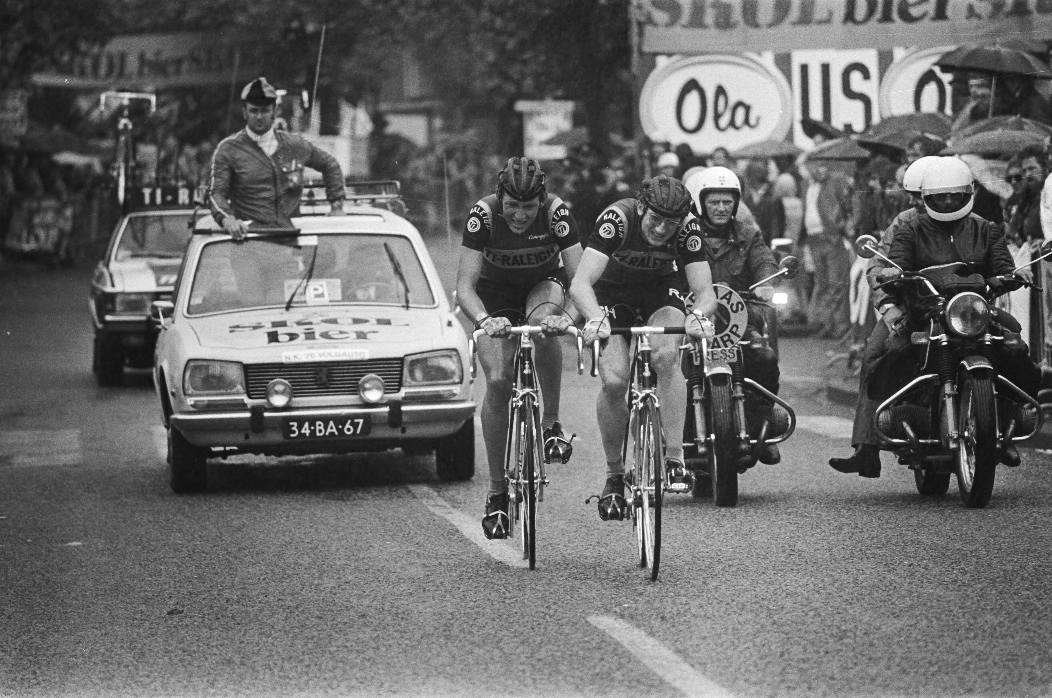 Fotocollectie Anefo — Nederlands Kampioenschap wielrennen profs op Simpelveld, winnaar Jan Raas (rechts) en Van de Hoek in aktie — Foto: Peters, Hans / Anefo. Licentie: Set B: Rechtenvrij / Publiek Domein. Bron: Nationaal Archief. http://hdl.handle.net/10648/ac86b08c-d0b4-102d-bcf8-003048976d84
