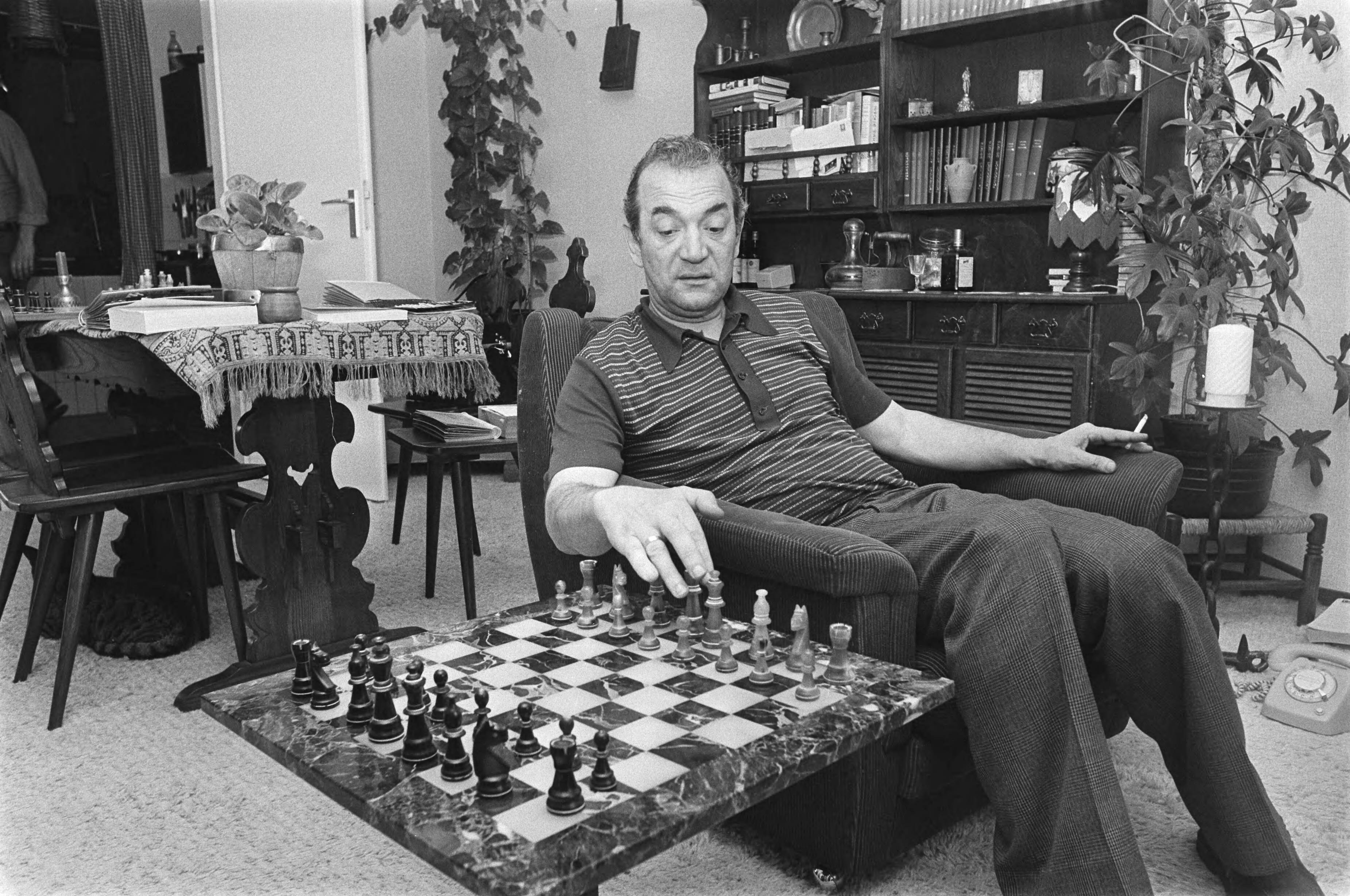 Fotocollectie Anefo — Schaker Viktor Kortsjnoi te Westzaan, thuis bij de heer Mooij achter schaakbord — Foto: Peters, Hans / Anefo. Licentie: Set B: Rechtenvrij / Publiek Domein. Bron: Nationaal Archief. http://hdl.handle.net/10648/ac89adfa-d0b4-102d-bcf8-003048976d84