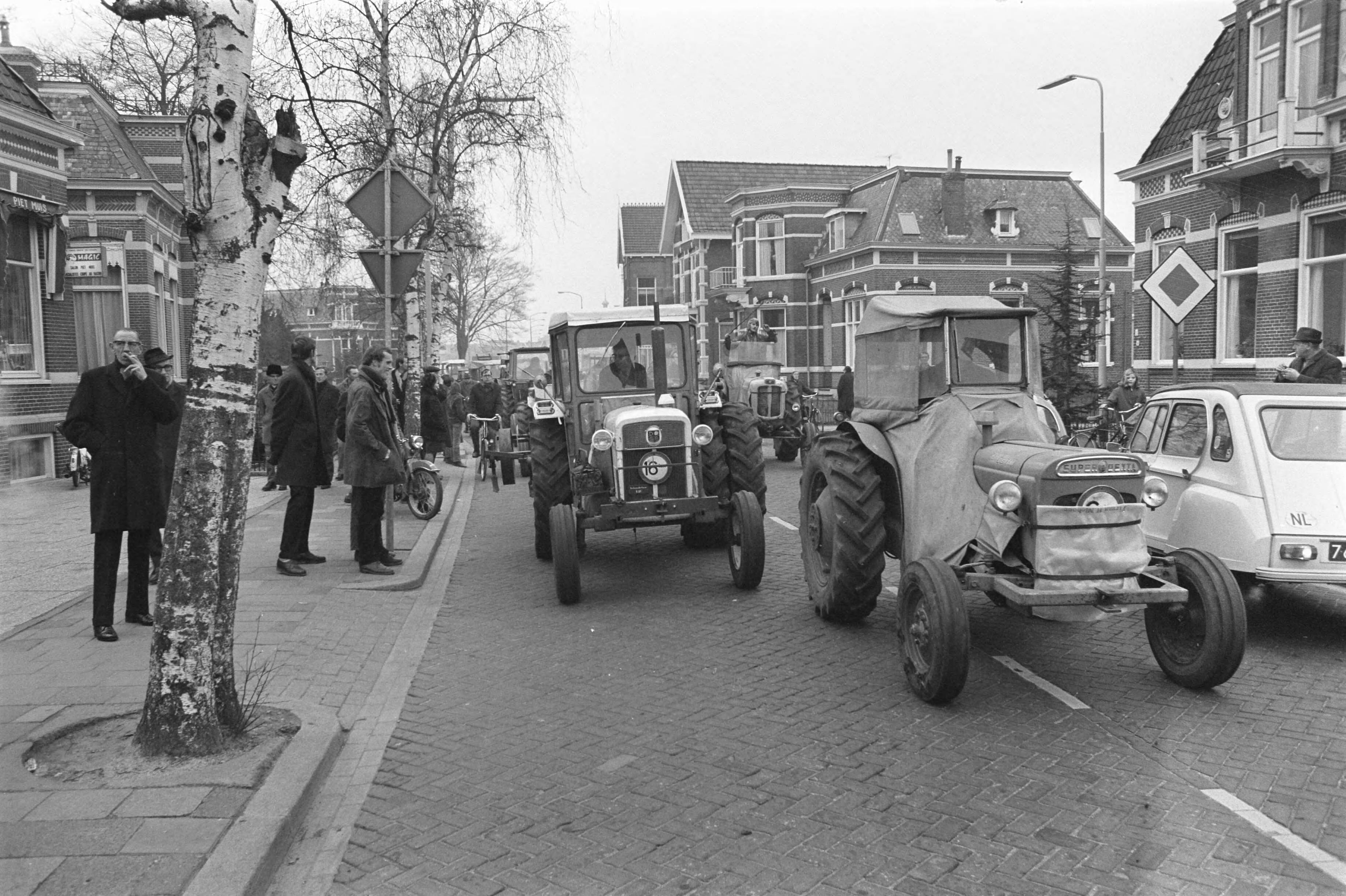 Fotocollectie Anefo — Boeren demonstreren tegen landbouwprijzen EEG in Winschoten overzicht demonstratie — Foto: Croes, Rob C. / Anefo. Licentie: Set B: Rechtenvrij / Publiek Domein. Bron: Nationaal Archief. http://hdl.handle.net/10648/abe23124-d0b4-102d-bcf8-003048976d84
