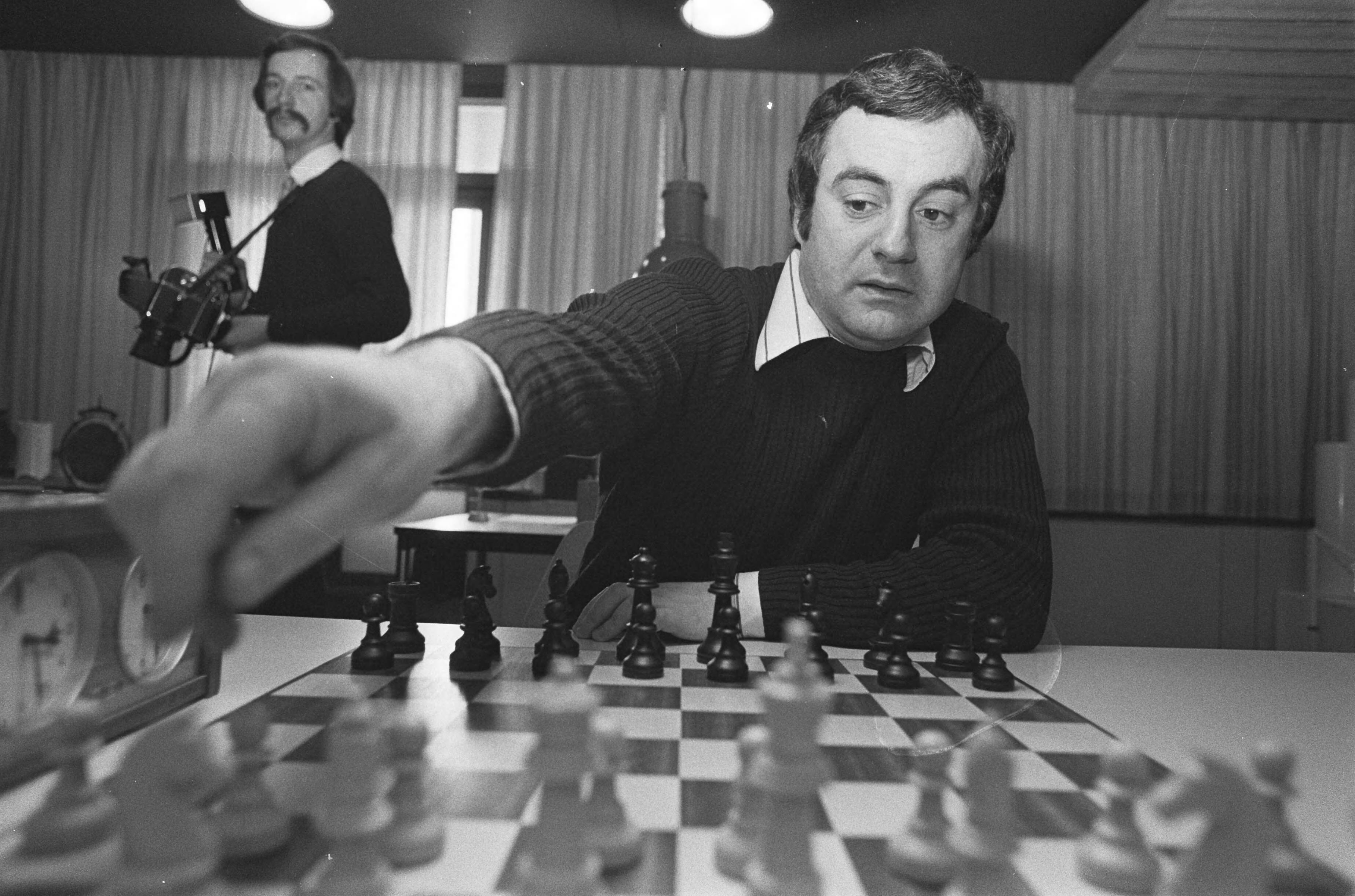 Nederlandse kampioenschappen schaken in Leeuwarden — De schaker Genna Sosonko tijdens een partij — Foto: Croes, Rob C. / Anefo. Licentie: Set B: Rechtenvrij / Publiek Domein. Bron: Nationaal Archief. http://hdl.handle.net/10648/acc5bf70-d0b4-102d-bcf8-003048976d84