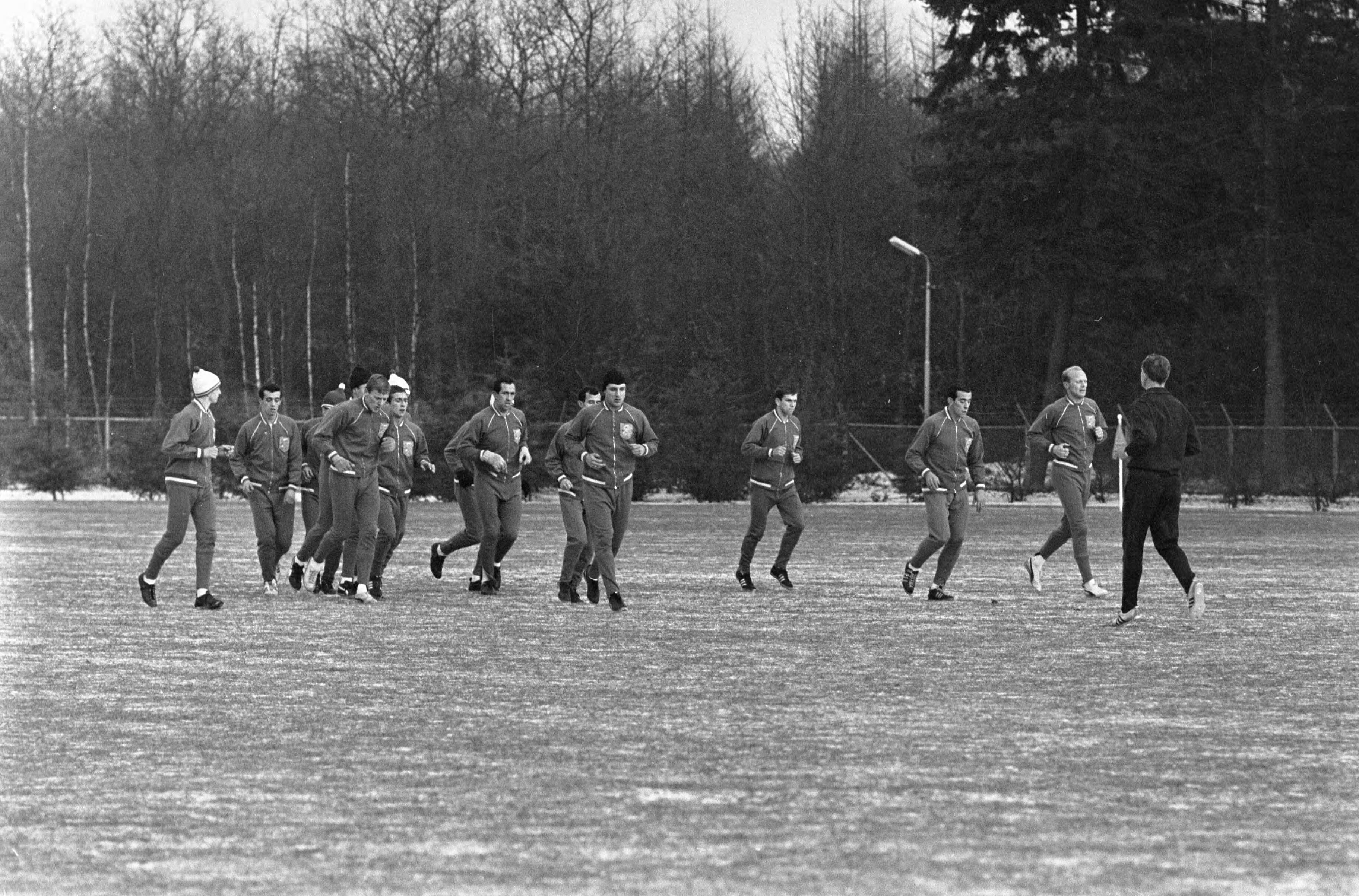 Fotocollectie Anefo — lTraining Nederlands Elftal. Spelers tijdens training op besneeuwd veld, sommige met ijsmutsen, rechts bondscoach George Kessler — Foto: Koch, Eric / Anefo. Licentie: Set B: Rechtenvrij / Publiek Domein. Bron: Nationaal Archief. http://hdl.handle.net/10648/aad67a1a-d0b4-102d-bcf8-003048976d84