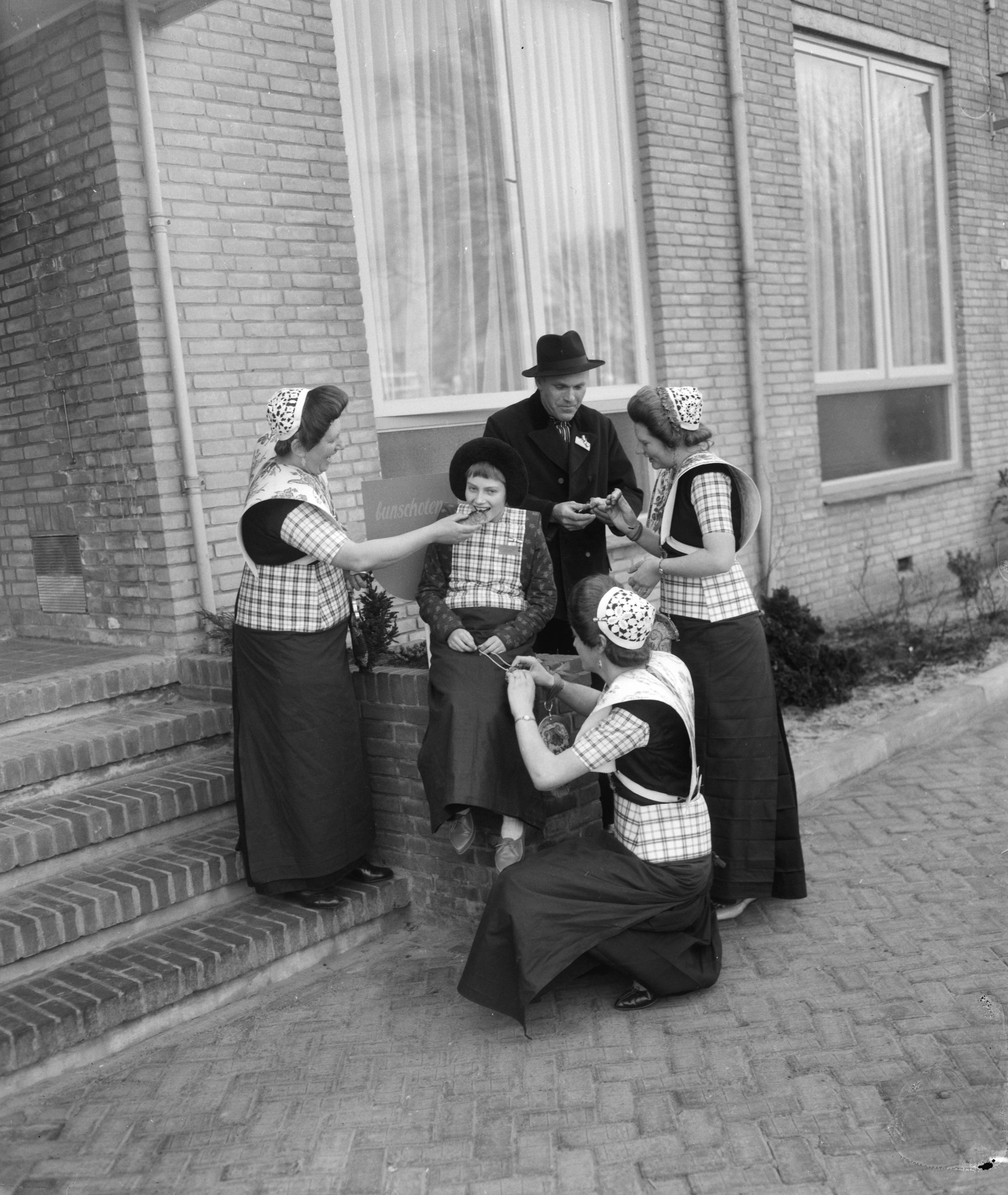 Fotocollectie Anefo — Aankomst delegaties bij de Dierentuin in Den Haag voor huldeblijk koningin Juliana. Delegatie uit Bunschoten — Foto: Behrens, Herbert F. / Anefo. Licentie: Set B: Rechtenvrij / Publiek Domein. Bron: Nationaal Archief. http://hdl.handle.net/10648/a9cbbce8-d0b4-102d-bcf8-003048976d84