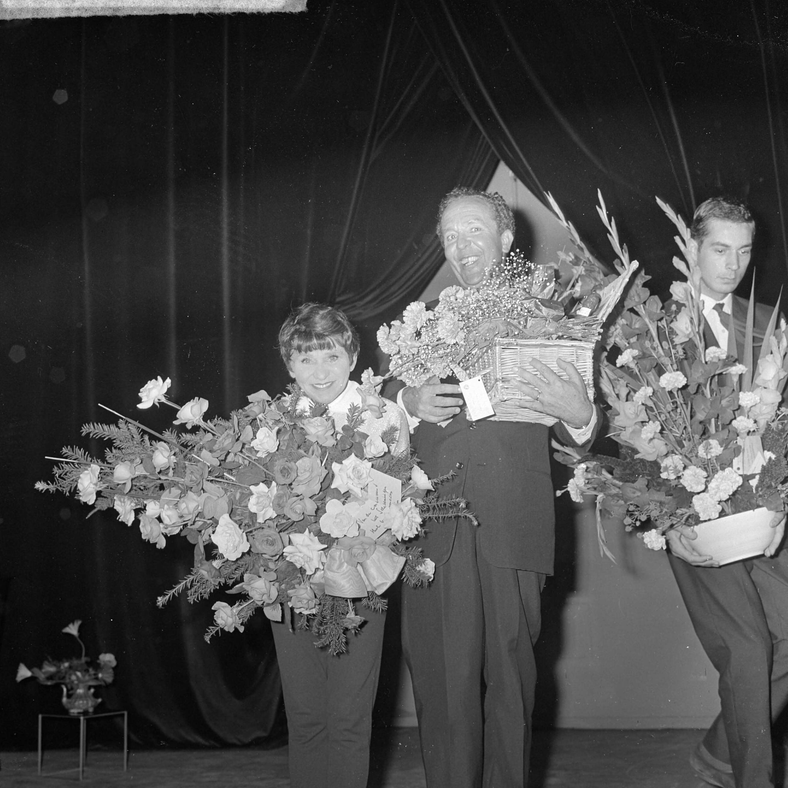 Fotocollectie Anefo — Première Wim Kan cabaret in Den Haag, bloemenhulde voor Corry Vonk en Wim Kan — Foto: Koch, Eric / Anefo. Licentie: Set B: Rechtenvrij / Publiek Domein. Bron: Nationaal Archief. http://hdl.handle.net/10648/aa72c6b4-d0b4-102d-bcf8-003048976d84