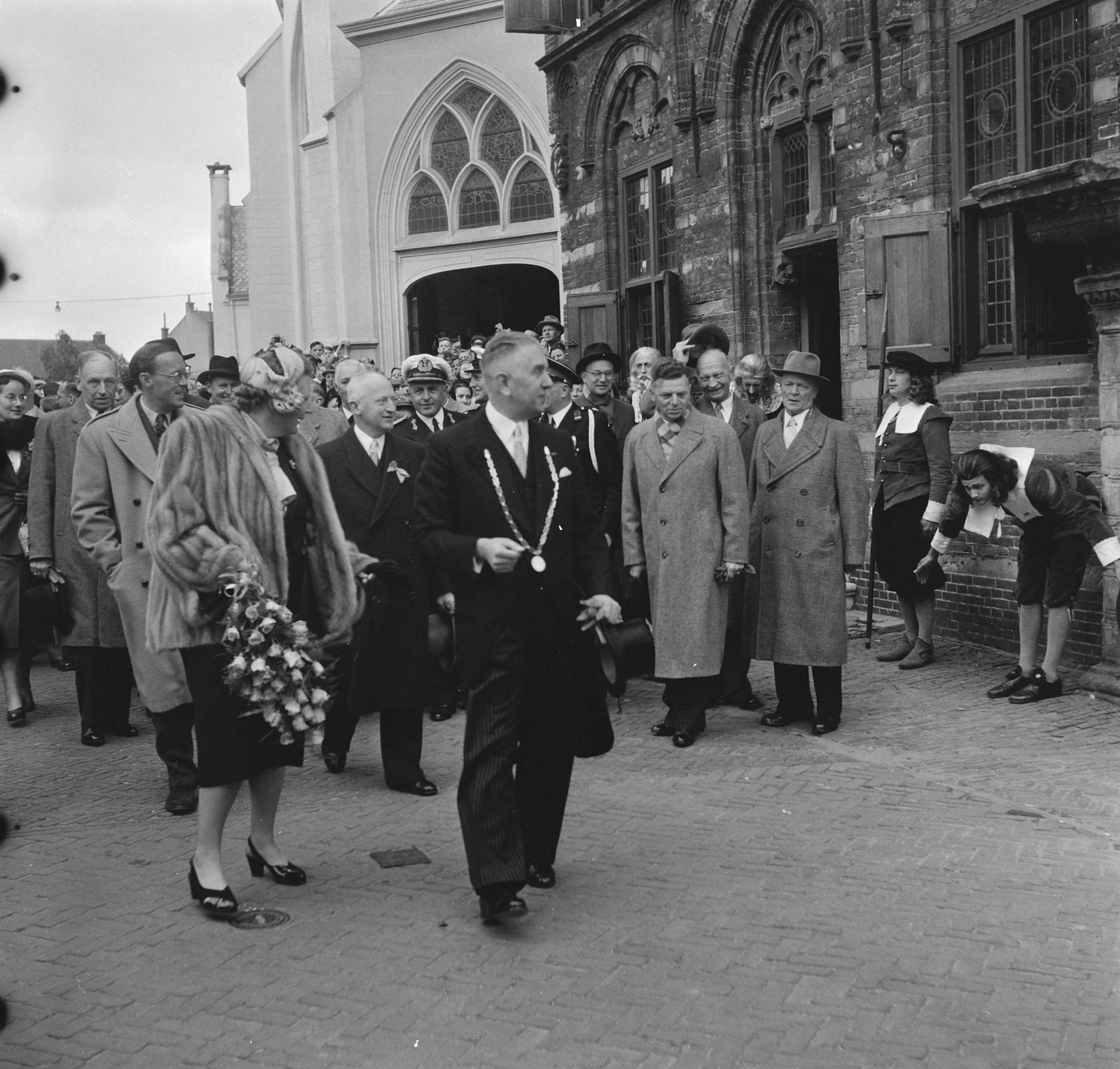 Koninklijk bezoek aan 15 gemeentes in Zuid-Holland (Rijnstreek en Merengebied) — koningin Juliana en prins Bernhard lopen langs het oude gerechtsgebouw van Woerden (gemeentemuseum), waar een historisch tafereel te zien is — Foto: Noske, J.D. / Anefo. Licentie: Set B: Rechtenvrij / Publiek Domein. Bron: Nationaal Archief. http://hdl.handle.net/10648/a9223038-d0b4-102d-bcf8-003048976d84