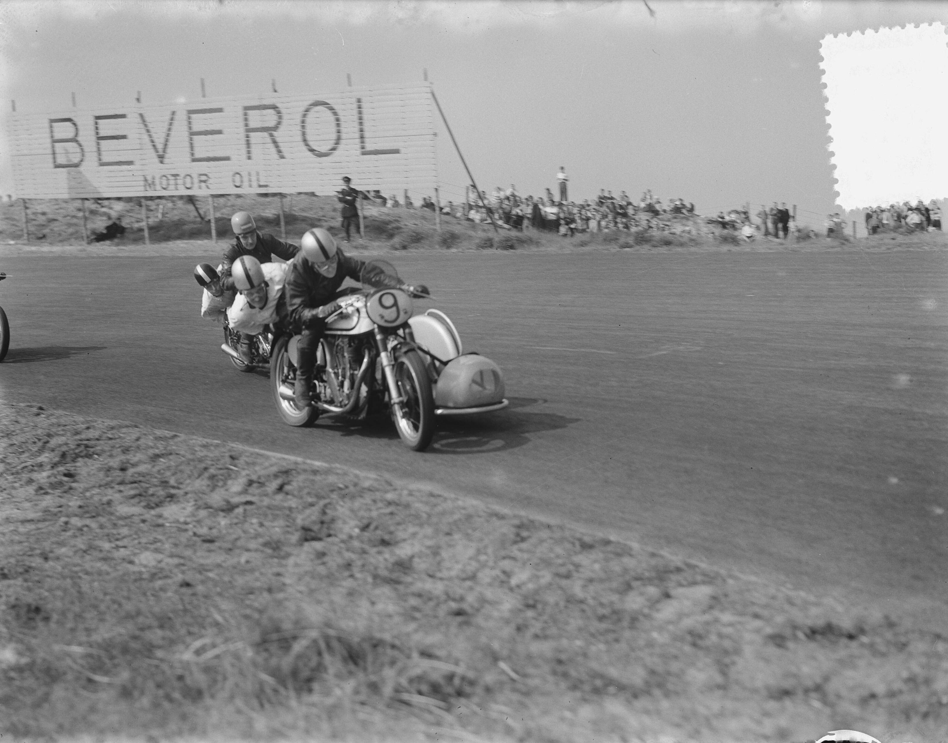 Motorraces op het circuit van Zandvoort — Motorraces op het circuit van Zandvoort. Zijspannen — Foto: Bilsen, Joop van / Anefo. Licentie: Set B: Rechtenvrij / Publiek Domein. Bron: Nationaal Archief. http://hdl.handle.net/10648/a8f9fc3a-d0b4-102d-bcf8-003048976d84