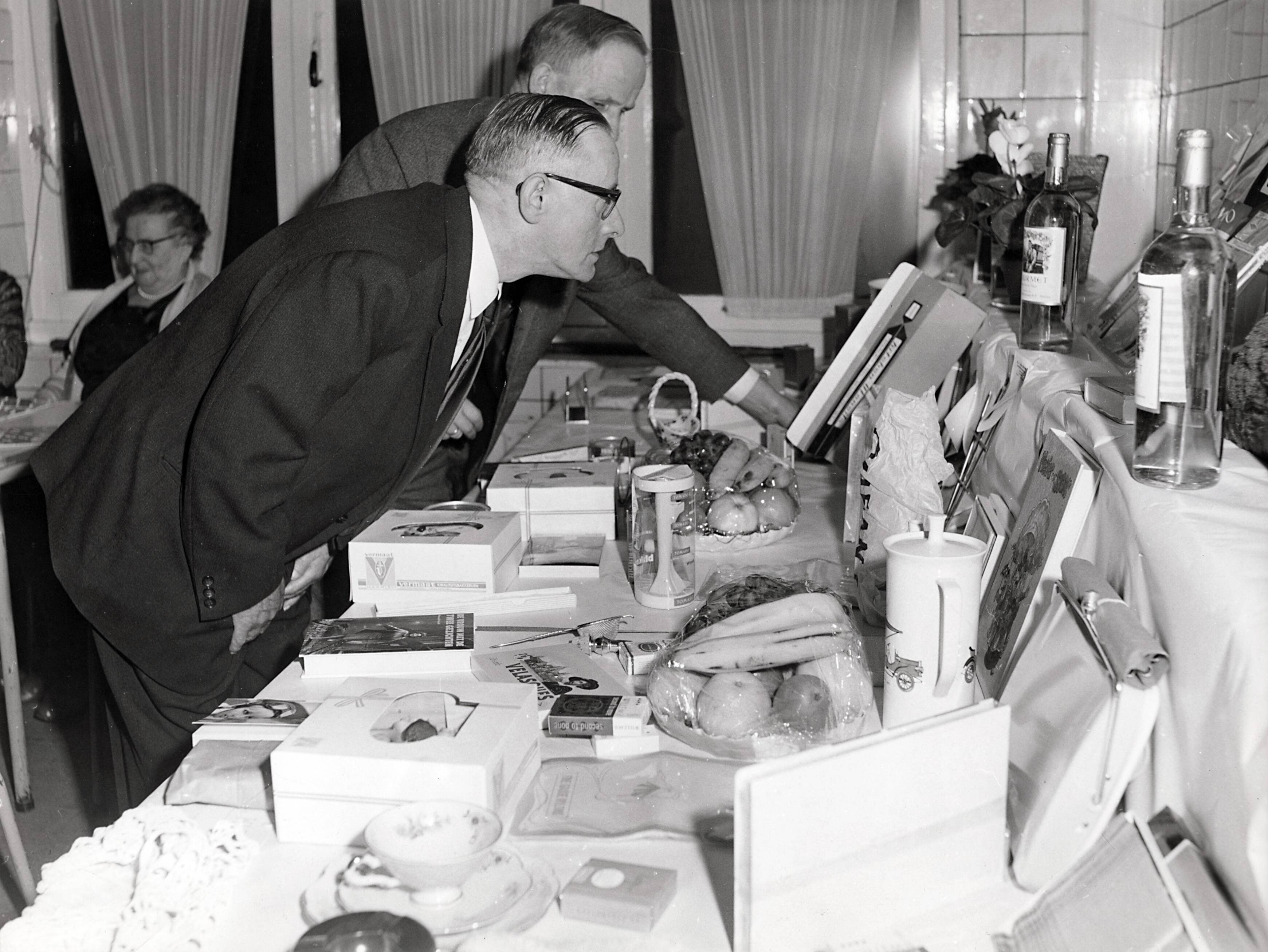 Leeftijdsgroepen (jong, middelbaar, oud) — Drukkerij N.V. De Spaarnestad. Gepensioneerden, 1961 — Foto: Fotograaf Onbekend / Fotobureau onbekend / Spaarnestad Photo (05887). Licentie: Set B: Rechtenvrij / Publiek Domein. Bron: Nationaal Archief. http://hdl.handle.net/10648/35429da6-3c22-a382-e063-6df0900a6686