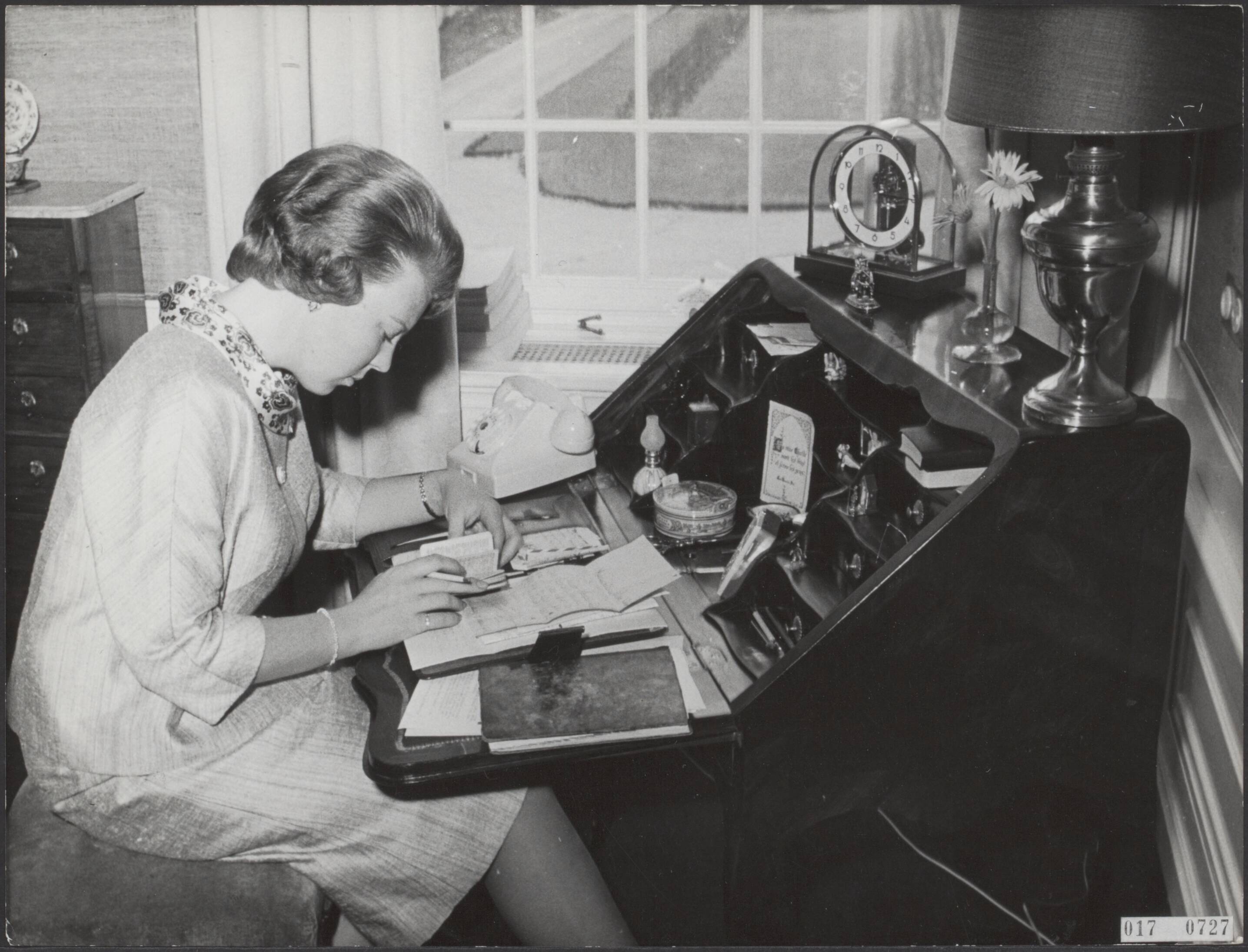 Fotocollectie Elsevier Binnenland — Serie: kasteel Drakensteyn bewoond door prinses Beatrix. De prinses aan haar schrijftafel — Foto: ANP / RVD of rechtenvrij. Licentie: Set B: Rechtenvrij / Publiek Domein. Bron: Nationaal Archief. http://hdl.handle.net/10648/adbed13c-d0b4-102d-bcf8-003048976d84